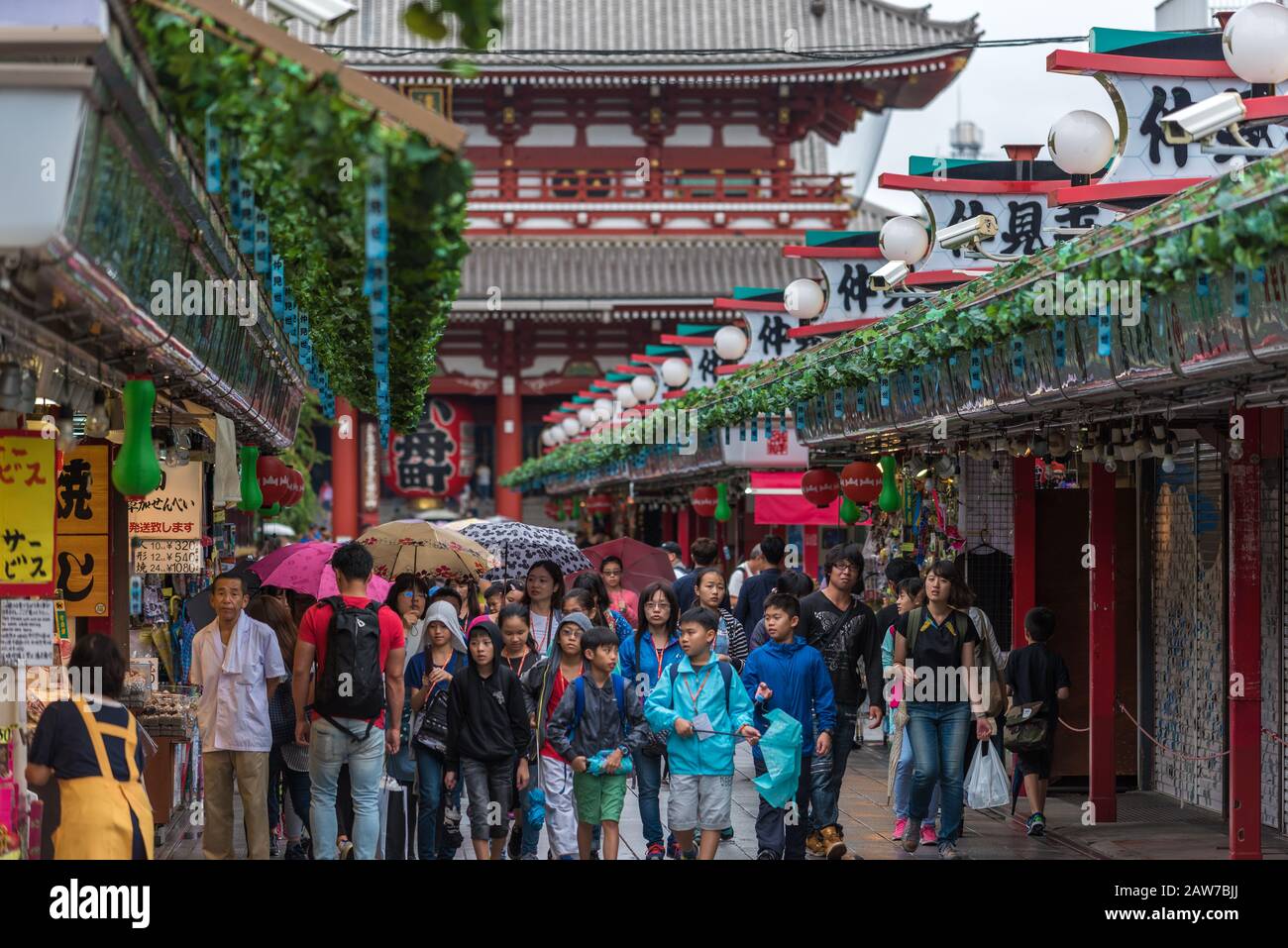 Tokyo, Giappone - 29 agosto 2016: Bambini giapponesi e adulti che camminano nel vicolo dei negozi di souvenir ad Asakusa vicino al punto di riferimento di senso-ji Foto Stock