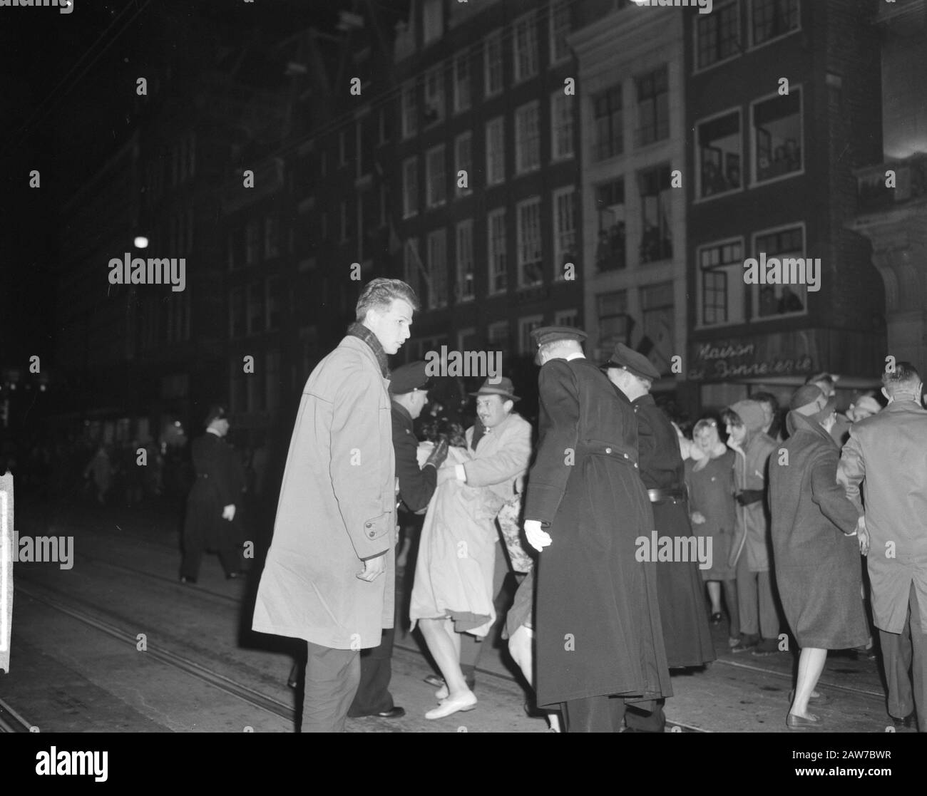 Polizia ottenere difficoltà pubblico Data: 1 maggio 1962 Parole Chiave: Polizia, pubblico Foto Stock