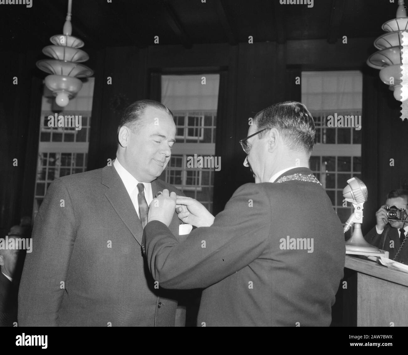 Royal Honor sul Municipio di Amsterdam: Joop Geesink ottiene il premio pin Data: 27 aprile 1962 posizione: Amsterdam, Noord-Holland Parole Chiave: Nastri, premi Persona Nome: Geesink, Joop Foto Stock