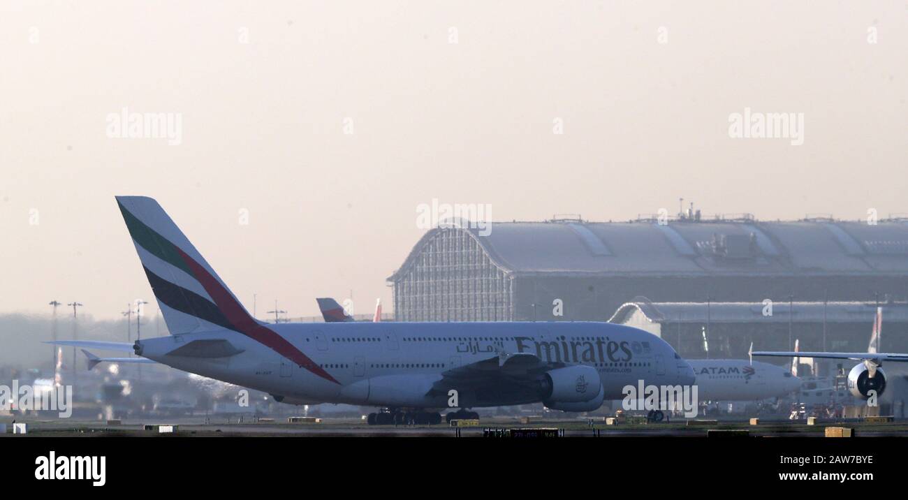 Un Airbus Airbus A380 Emirates taxi all'aeroporto di Heathrow. Foto PA. Data Immagine: Giovedì 6 Febbraio 2020. Photo credit dovrebbe leggere: Steve Parsons/PA Wire Foto Stock