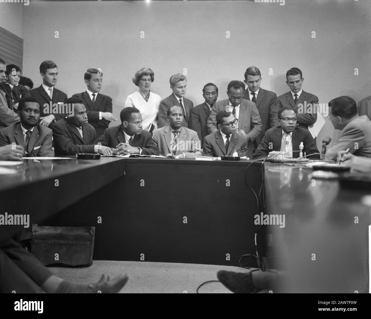 Papuans durante la conferenza stampa a Schiphol v.n.r. E. Somisu, W. Ansenei, M. Ongoe D. Maury, M. jelman e AF Indey (L) dietro jelman F. Data: 11 luglio 1962 Località: Nord-Olanda, Schiphol Parole Chiave: Conferenze stampa Nome Persona: AF Indey, Ansenei , W., D. Maury, F. Kirihso, jelman, jelman, M. Somisu, E. Foto Stock