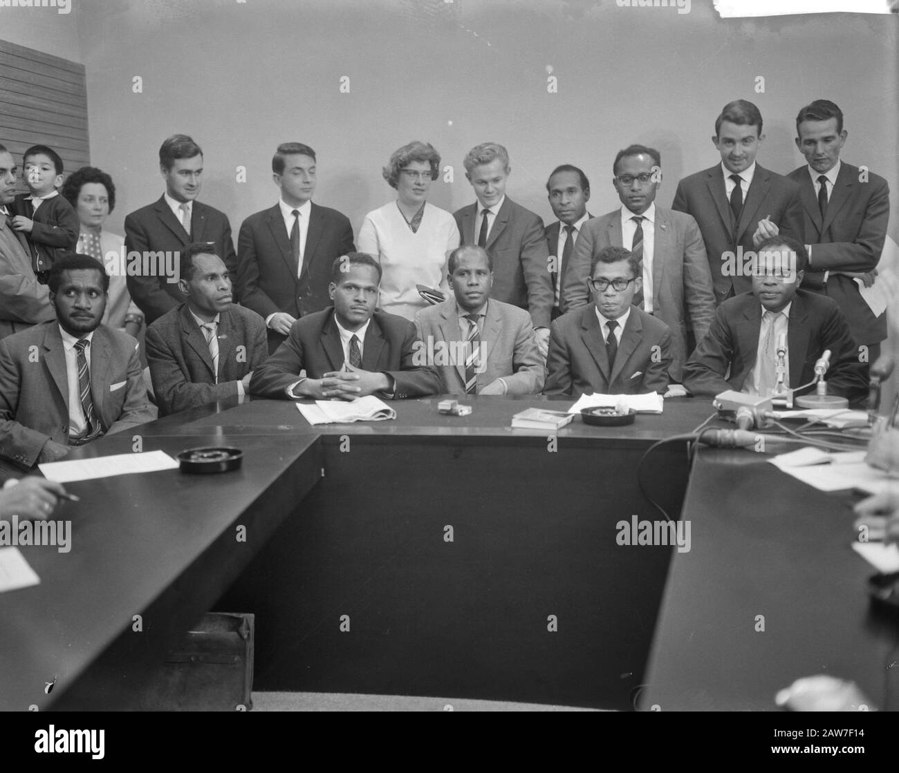 Papuans durante la conferenza stampa a Schiphol v.n.r. E. Somisu, W. Ansenei, M. Ongoe D. Maury, M. jelman e AF Indey (L) dietro jelman F. Data: 11 luglio 1962 Località: Nord-Olanda, Schiphol Parole Chiave: Conferenze stampa Nome Persona: AF Indey, Ansenei , W., D. Maury, F. Kirihso, jelman, jelman, M. Somisu, E. Foto Stock