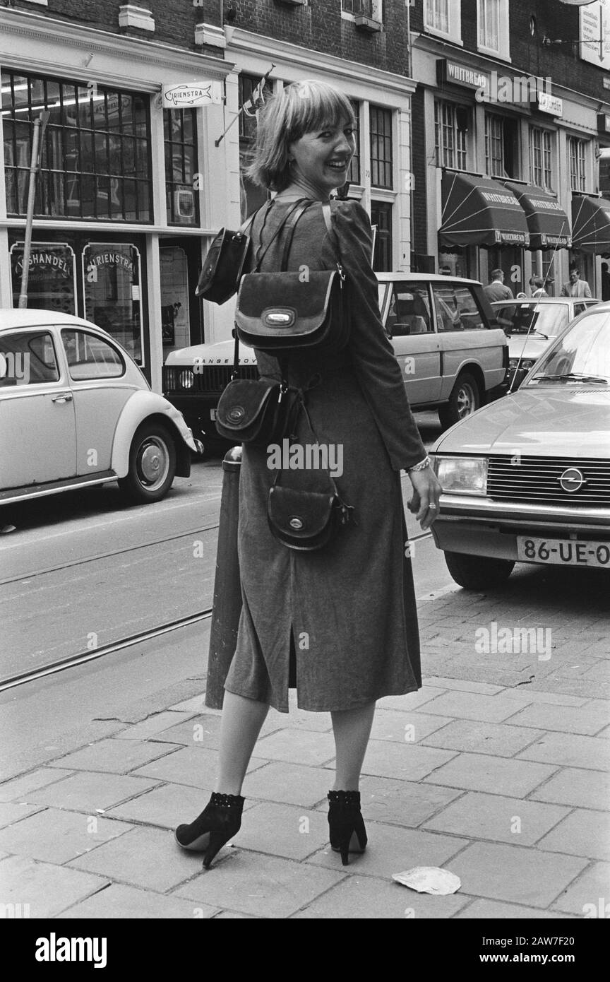 Pelletteria Fiera ad Amsterdam; modello fotografico con diverse borse Data: 17 ottobre 1979 posizione: Amsterdam, Noord-Holland Parole Chiave: Modelli, pelletteria, moda Foto Stock
