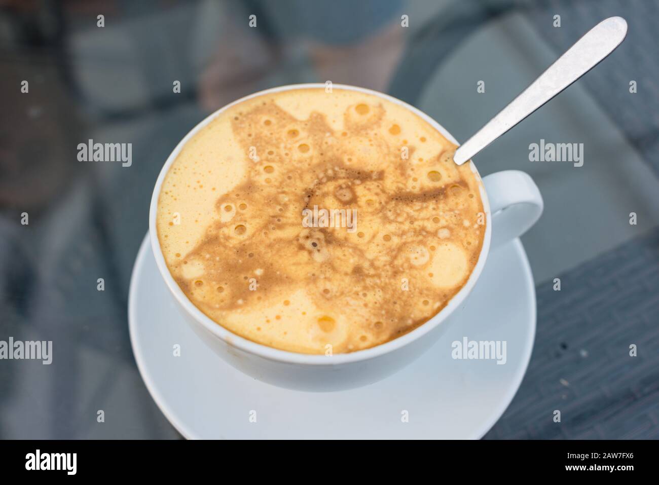 Caffè tradizionale vietnamita uovo in una tazza. Caffè in una tazza di fondo Foto Stock