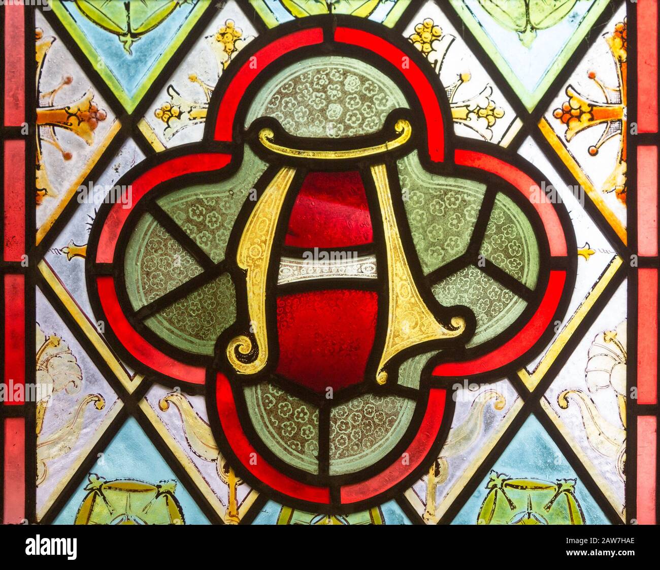 Decorazione vetro colorato finestra floreale motivo geometrico fiori, lettera A alfa, 'i am the Alpha e Omega', Easton Royal, Wiltshire, Inghilterra, Regno Unito Foto Stock
