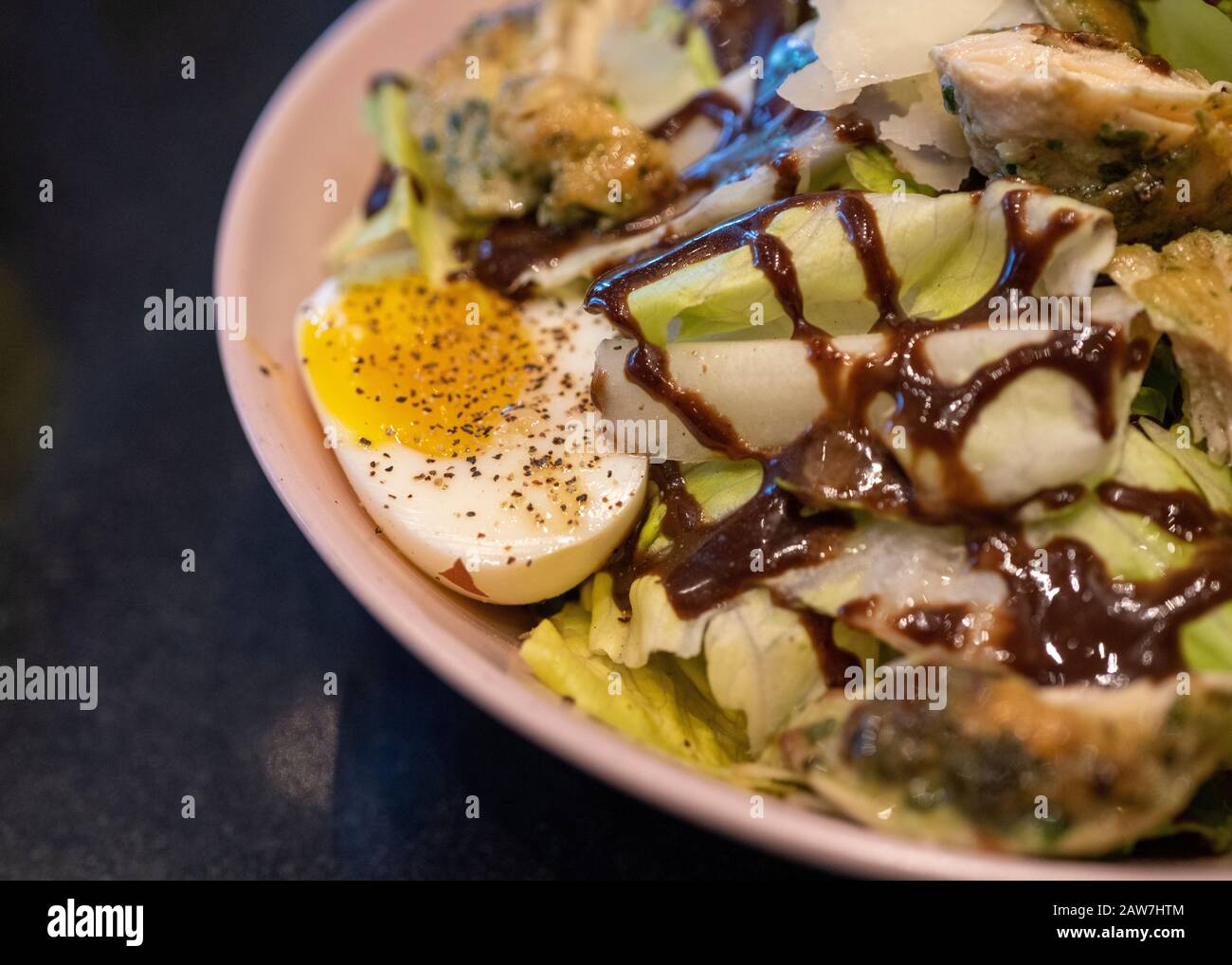 Insalata caesar di pollo deliziosa. Insalata Di Pollo. Caesar Salad con pollo alla griglia, uova bollite a fette e verdure fresche su piatto. Foto Stock