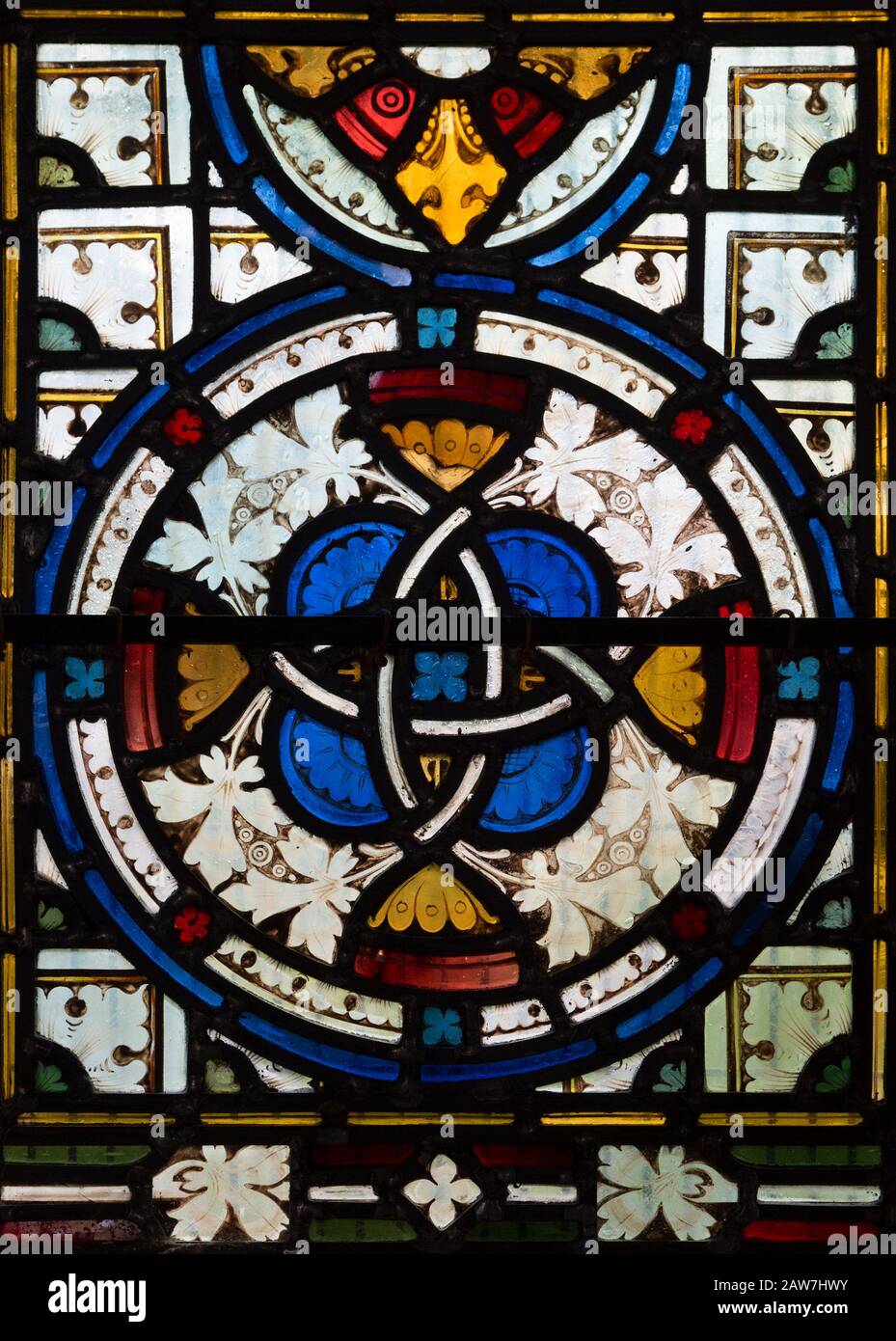 Stile vittoriano decorato con vetrate floreali design geometrico Sibilton chiesa, Suffolk, Inghilterra, Regno Unito Foto Stock