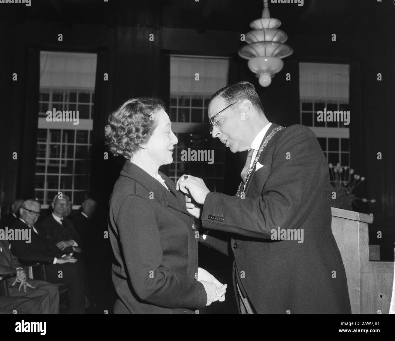 Royal Honor Ad Amsterdam. Henriette Van Eyck E Mayor Van Hall Data: 29 Aprile 1963 Località: Amsterdam, Noord-Holland Nome Persona: Hall, Gijs Van Foto Stock