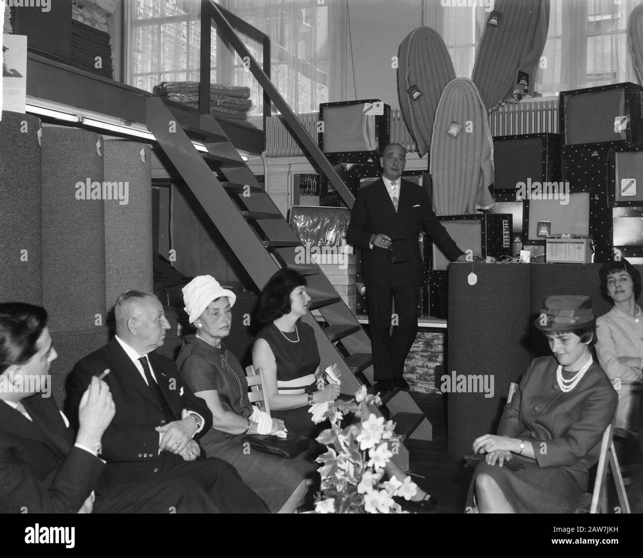Apertura di un nuovo edificio tessile casa NV Trading Monarch ai Brewers di JJ van Soest. Data: 6 Maggio 1963 Parole Chiave: Aperture, Pedine Persona Nome: Nv Trading Monarch Foto Stock