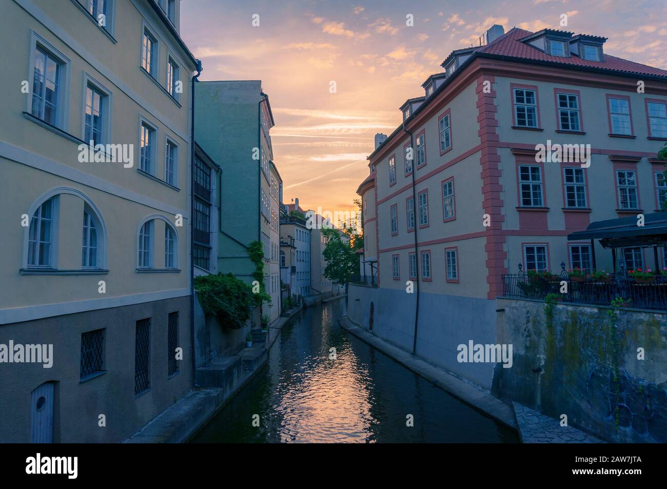 Piccolo sobborgo di Venezia a Praga al tramonto con architettura storica. Repubblica Ceca, Praga Foto Stock