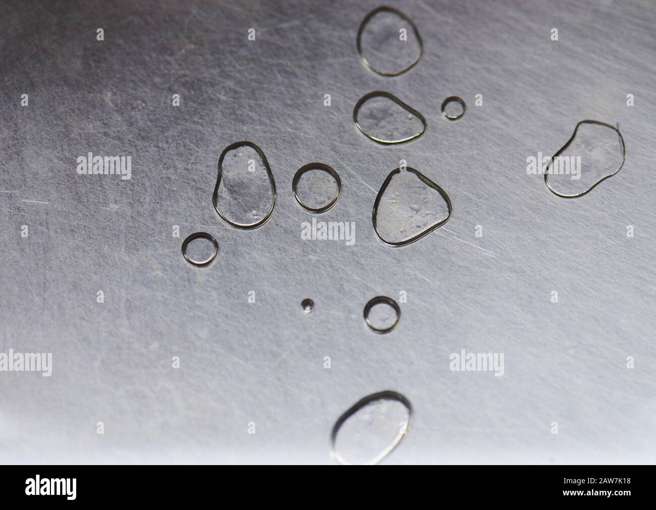 Sfondo grigio argento con gocce d'acqua vista ravvicinata Foto Stock