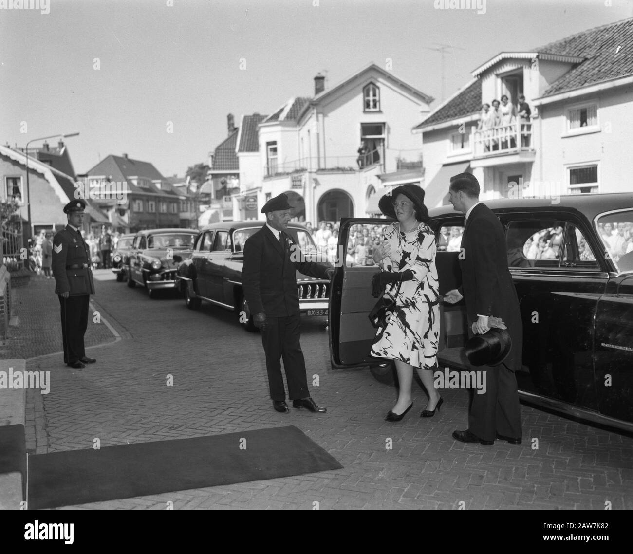 Principessa Beatrix testimone alle nozze di C. L. Baron Harinxma rettangolare Slooten e Marie A. Kirchner Hasseleij Baarn.. Princess Beatrix Data: 1 Giugno 1963 Località: Baarn Parole Chiave: Matrimoni Nome Persona: Beatrix, Princess, Hasseleij Kirchner, Marie A. Foto Stock