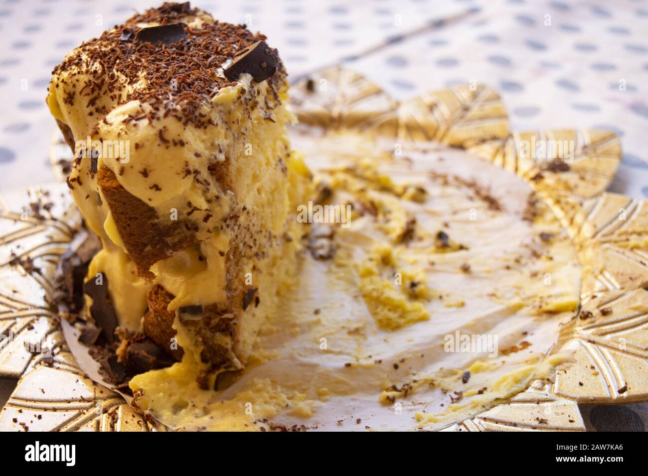 avanzi di pan di spagna fatto in casa con crema di chantilly e cioccolato Foto Stock