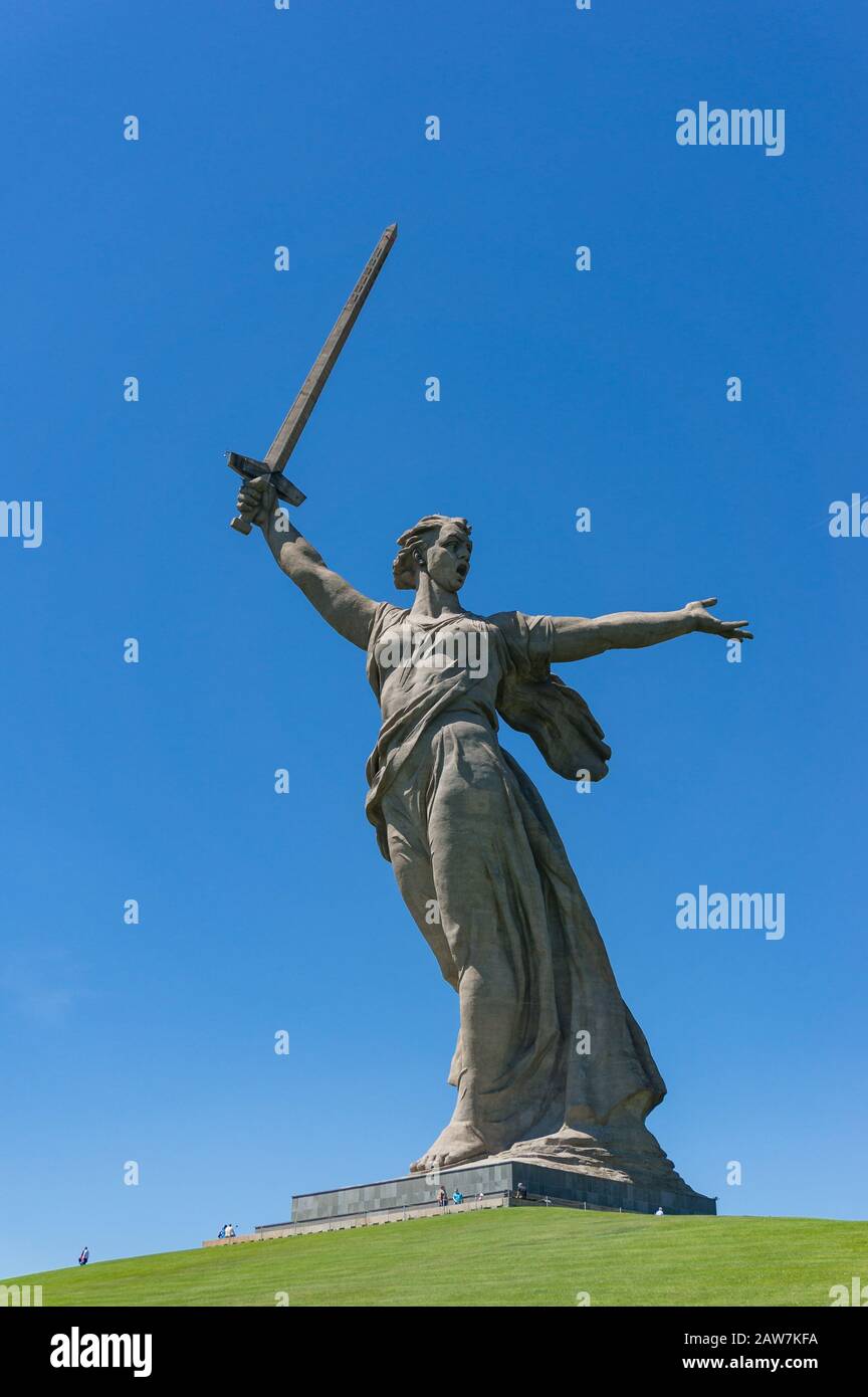 Volgograd, Russia - 9 giugno 2018: La Motherland Chiama monumento in cima al complesso commemorativo della guerra Mamayev Kurgan nella città di Volgograd con i turisti in cima Foto Stock