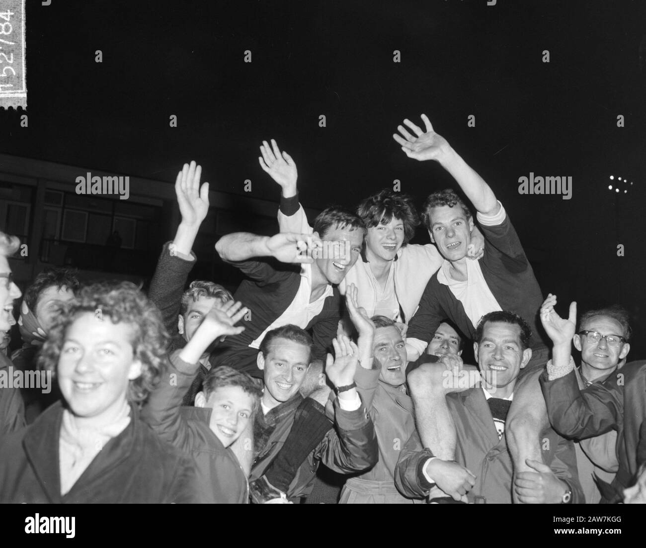Campionato Korfball campionato A. Westerkwartier contro Rohda 5-7. Giocatori sulle spalle dei sostenitori Data: 19 giugno 1963 Parole Chiave: Campionati, basket, GIOCATORI, SOSTENITORI, spalle Istituto Nome: Rohda Amsterdam Foto Stock