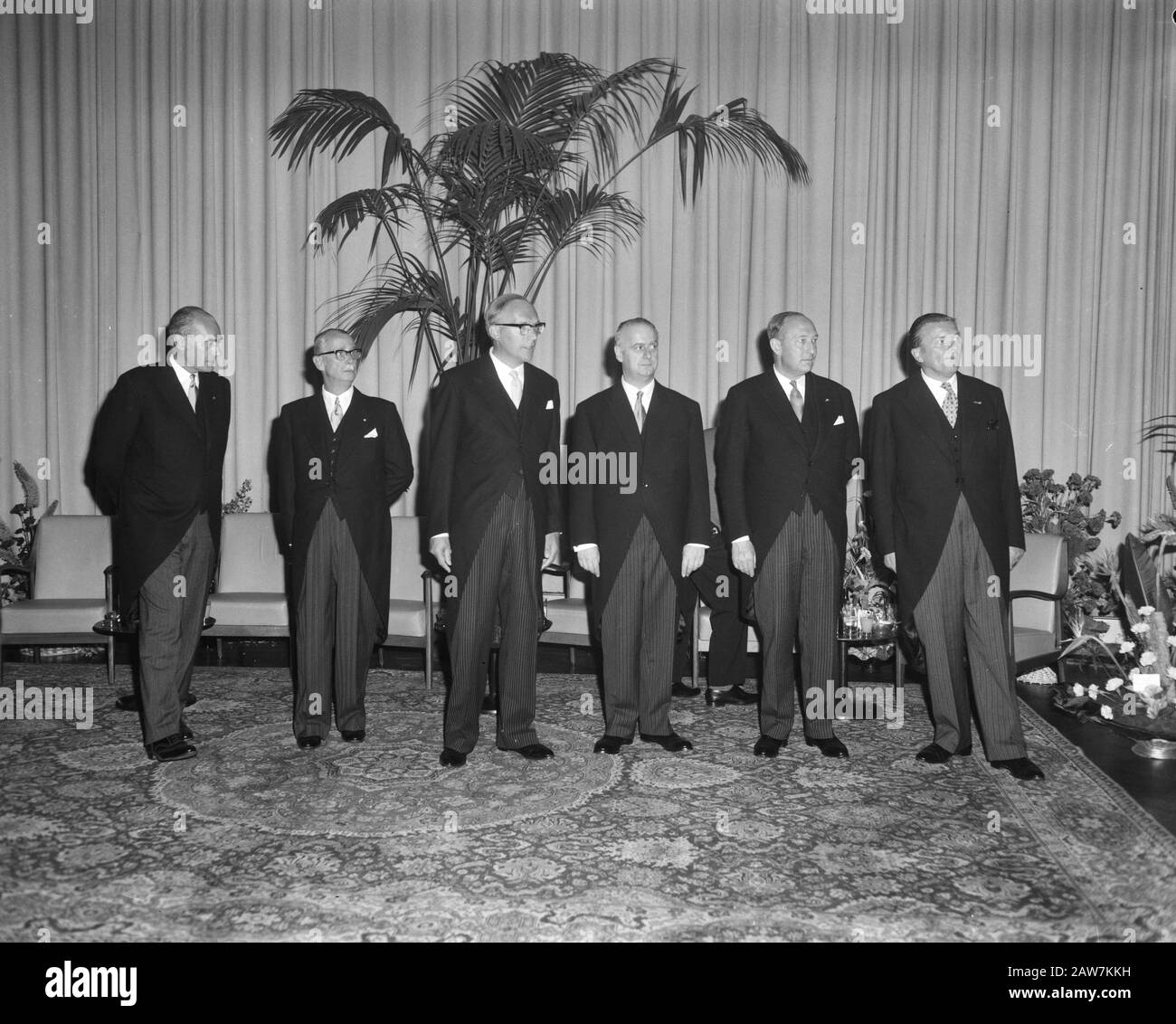 Ricevimento Hilton Hotel in occasione del 100th anniversario della Rotterdam Bank. Mayor Hall si congratula con l'Executive Data: 1 luglio 1963 Località: Rotterdam, South Holland Parole Chiave: Banche, manager, locali, ricevimenti Nome Persona: Hall, Gijs van Institution Nome: Hilton Hotel Foto Stock