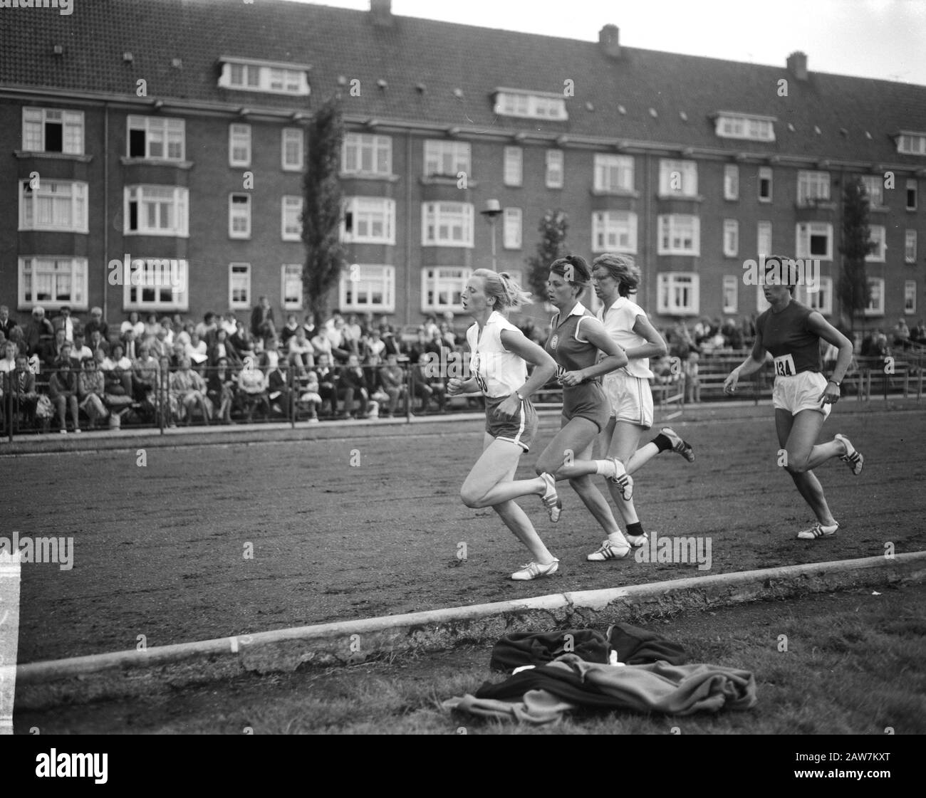 NH Athletics Championships in sterrato ad Amsterdam. Il 80m ostacoli le donne. 800m Women Kloege, Van Doorn, Young Date: August 4, 1963 Location: Amsterdam, Noord-Holland Keywords: Atletica Leggera, Ostacoli Istituto Nome: Circuito Del Cinder Foto Stock