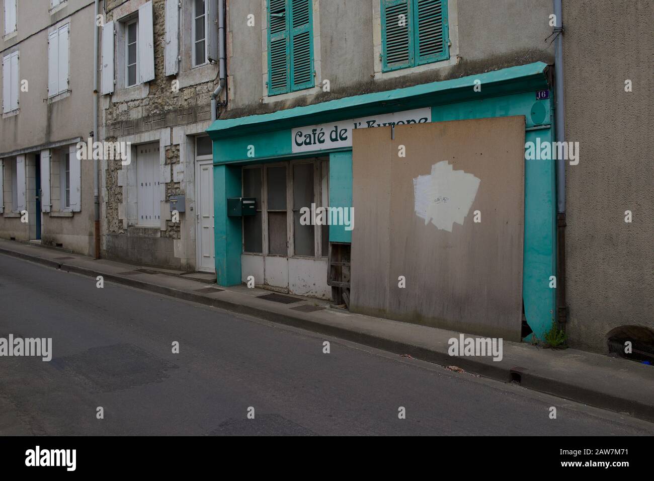 French Small Town Cafe - Café de l'Europe, chiuso e imbarcato per gli affari, Civray, Vienne, Francia Foto Stock