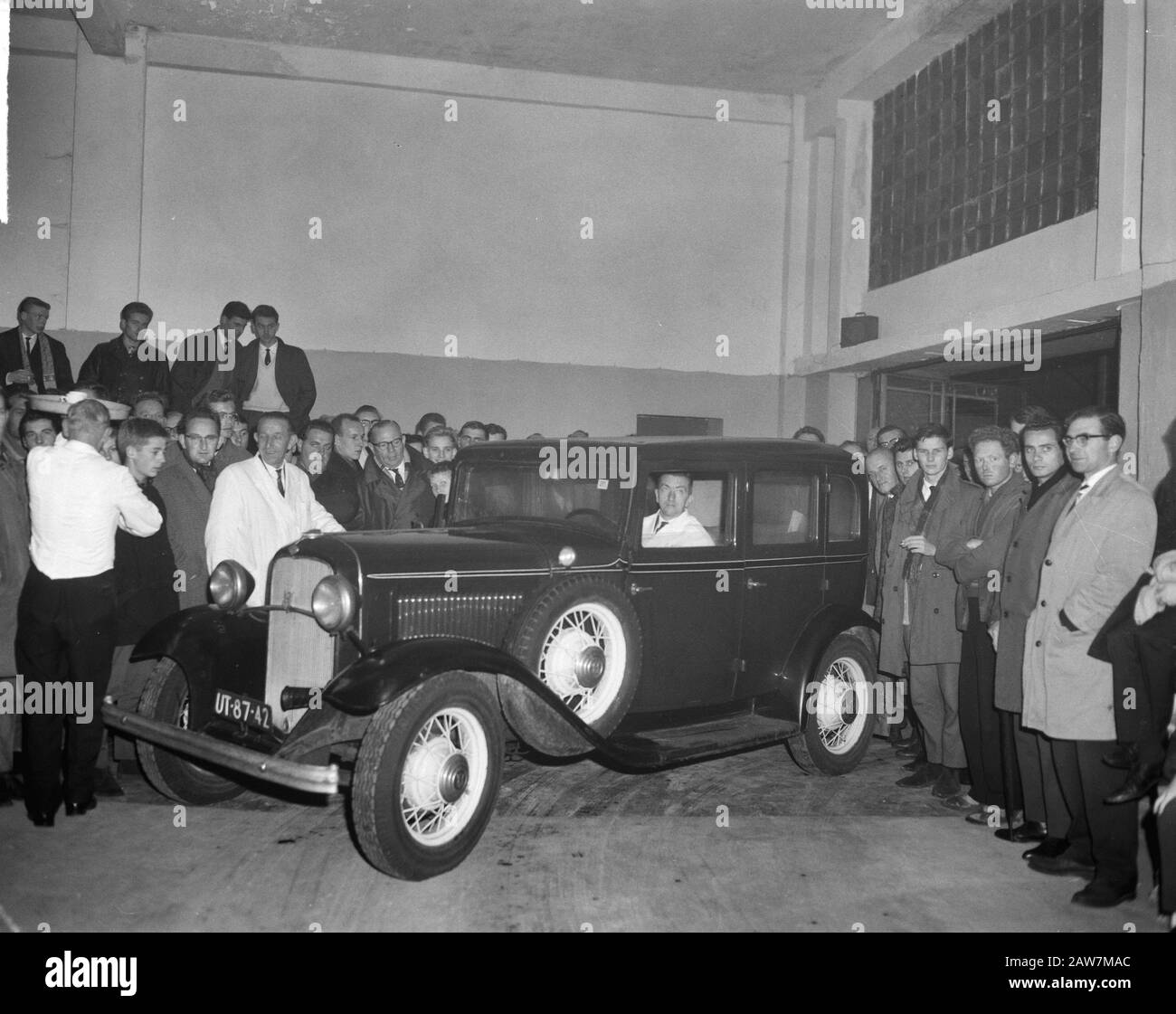 Asta Auto Nello Stadio Olimpico. Auto messa all'asta per il beneficio del villaggio. Il 31 Anno Fiat Convertibile Tipo Dallila Data: 1 Ottobre 1963 Parole Chiave: Auto Nome Persona: Fiat Institution Nome: Olympic Stadium Foto Stock