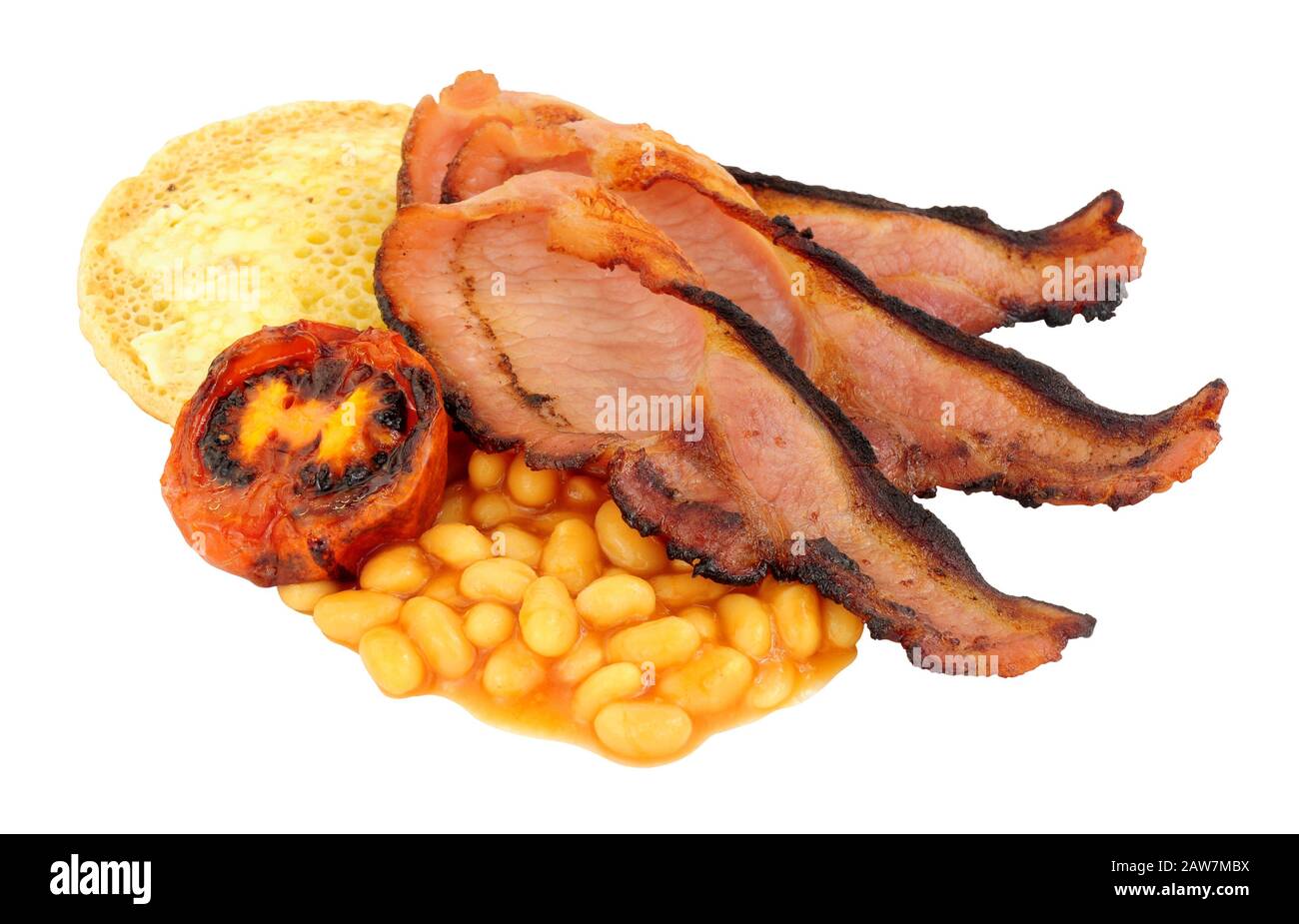 Rasher alla griglia con pancetta e pikelet sbriciolati con fagioli al forno in salsa di pomodoro e pomodoro alla griglia isolato su sfondo bianco Foto Stock
