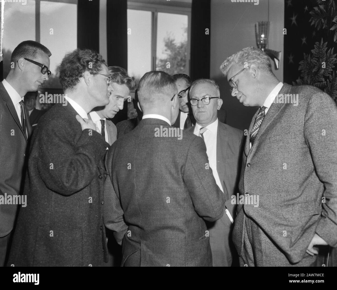 Consultazione salariale nella costruzione della SER all'Aia. Drs. D. e G. J. Roemer Mastrigt parlare con alcuni funzionari sindacali Data: 18 ottobre 1963 Località: L'Aia, Sud Olanda Parole Chiave: Edifici, chiamate, trattative salariali Nome Persona: DRS. D. Roemer Institution Name: SER Foto Stock