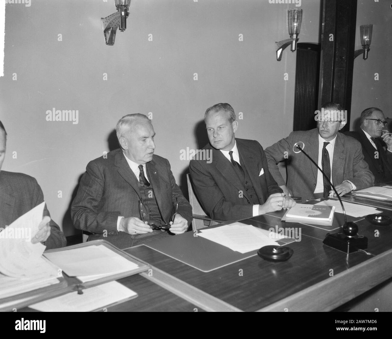 Consultazione salariale nella costruzione della SER all'Aia. Sig. AJR Maurice, HJ de Koster, ir K. van der Pots. Data: 18 ottobre 1963 luogo: L'Aia, Olanda del Sud Parole Chiave: Edifici, negoziati salariali Nome Persona: HJ De Koster Institution Nome: Ser Foto Stock