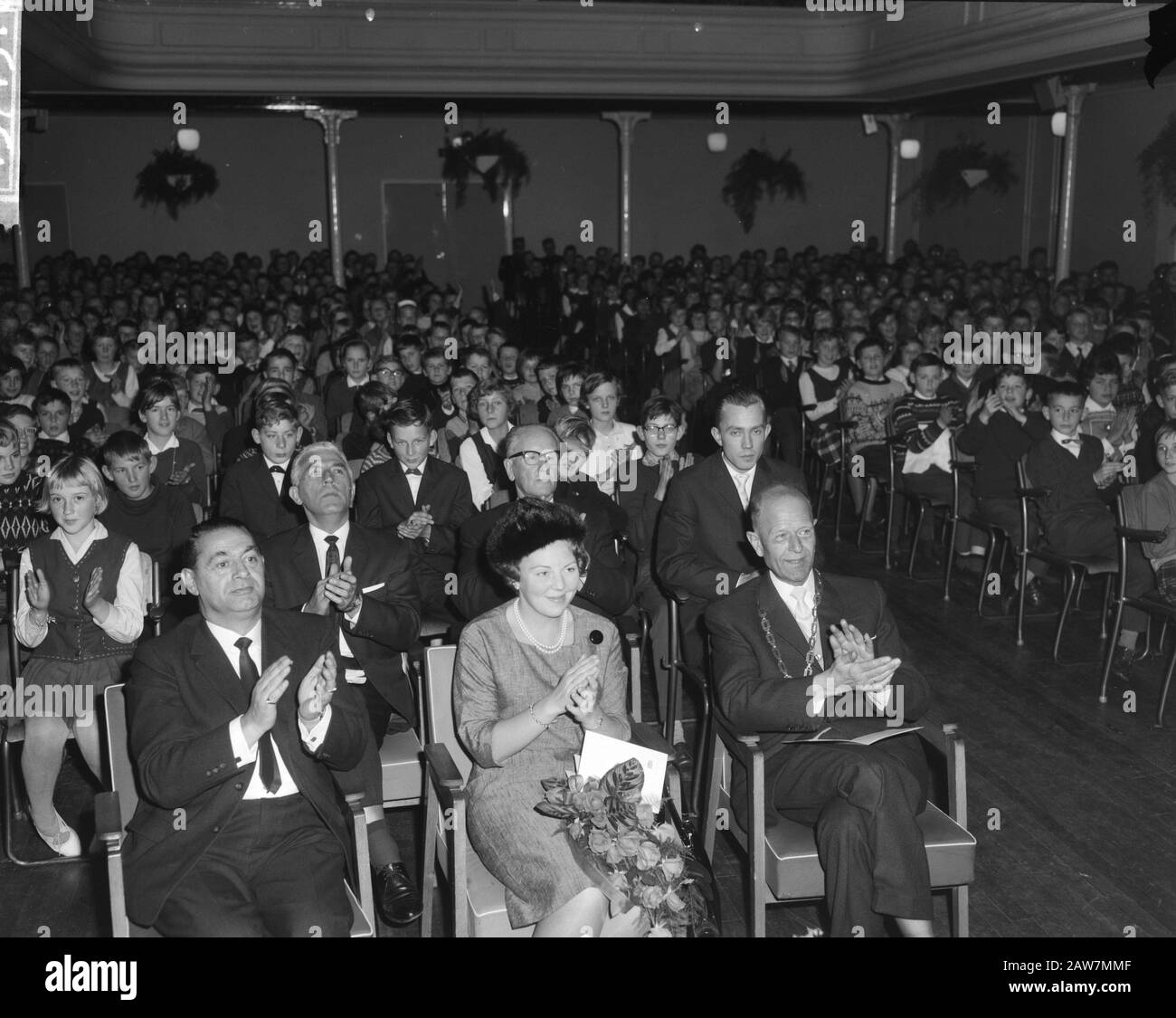 Principessa Beatrix in Concert House ad Assen. Pomeriggio per i giovani di Drenthe. Qui nella performance vocale il sindaco di destra PP Agter. Data: 16 Novembre 1963 Località: Assen Parole Chiave: Giovane Nome: Beatrix, Principessa Foto Stock