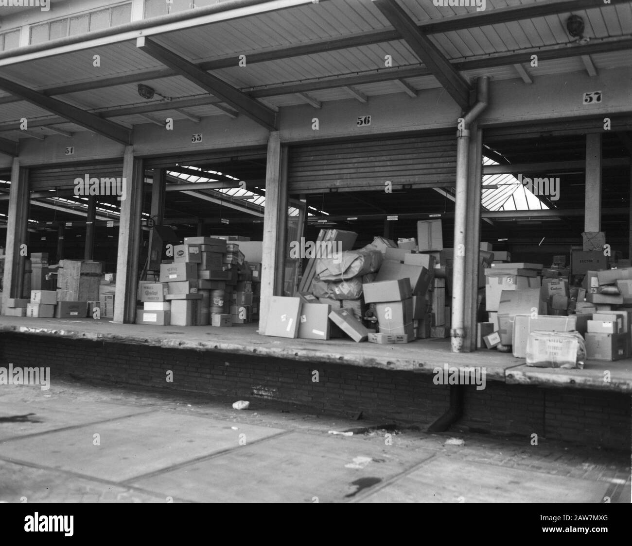 Modello Action Van Gend & Loos. The Cruquiuskade stacking merci su merci Data: 3 dicembre 1963 Parole Chiave: Azioni Nome Della Persona: Gend en Loos Foto Stock