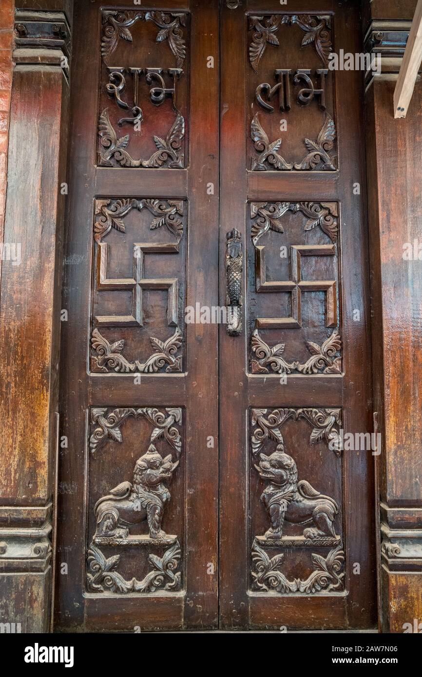 Porta di legno di una casa in Bhaktapur, valle di Kathmandu, Nepal Foto Stock
