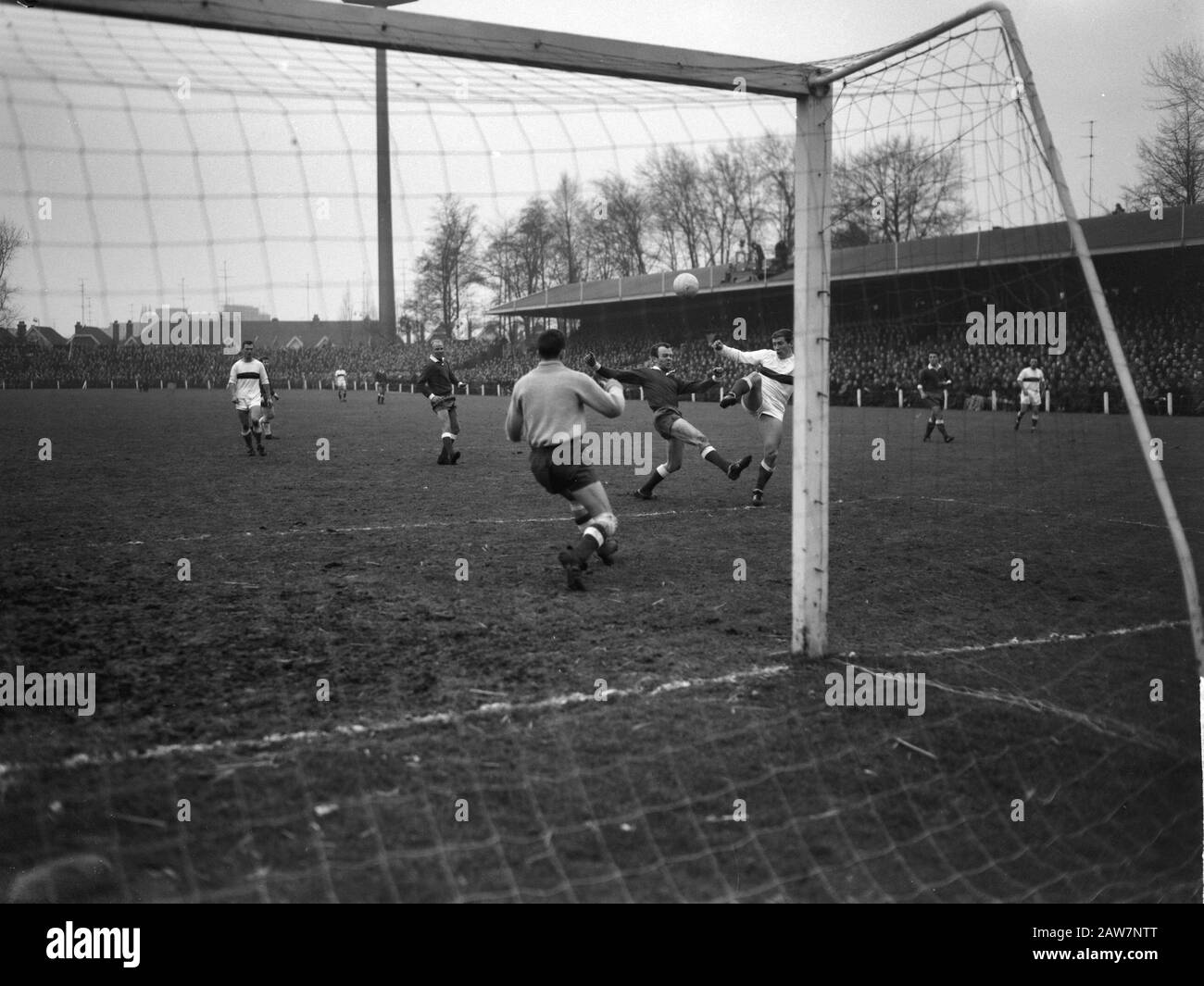 PSV contro DWS 0-2, tempo di gioco a obiettivo PSV v.n.r. Wiers Bals, Erase e Geurtsen (DWS) Data: 16 febbraio 1964 Parole Chiave: Sport, calcio Foto Stock