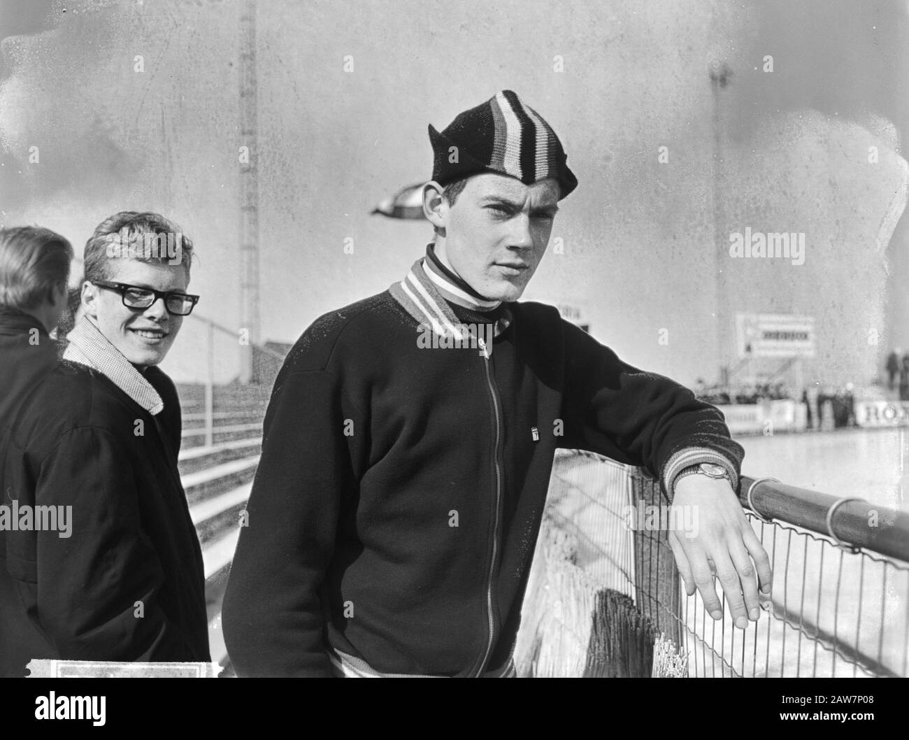 Campionato olandese di pattinaggio maschile round a Deventer. Frits Bartling lungo il lato. Data: 7 Marzo 1964 Luogo: Deventer Parole Chiave: Skating, Sports Person Nome: Bartling Frits Foto Stock