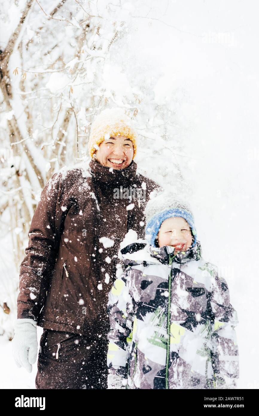 Divertente foto di mamma con suo figlio nella neve Foto Stock