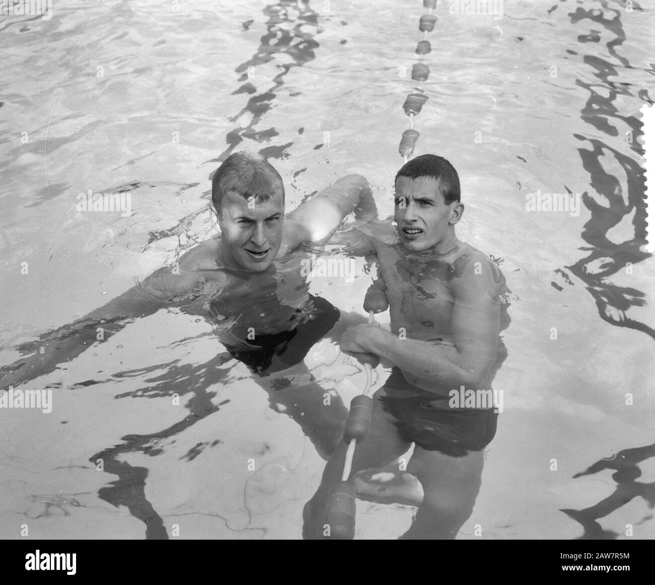 Campionati nazionali di nuoto, Bontekoe (L) e Crown (r) Data: 9 agosto 1964 Parole Chiave: Campionati, nuoto Nome Persona: Bontekoe, CORONA Foto Stock