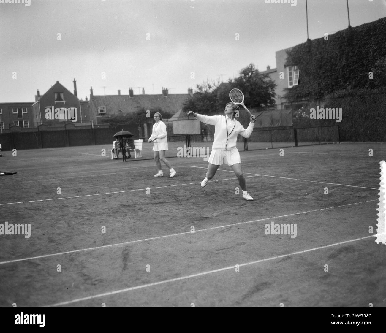 Campionati olandesi di tennis Mets Jobs. Donne doppie Data: 12 agosto 1964 Località: Scheveningen, Zuid-Holland Parole Chiave: Sport, tennis Foto Stock