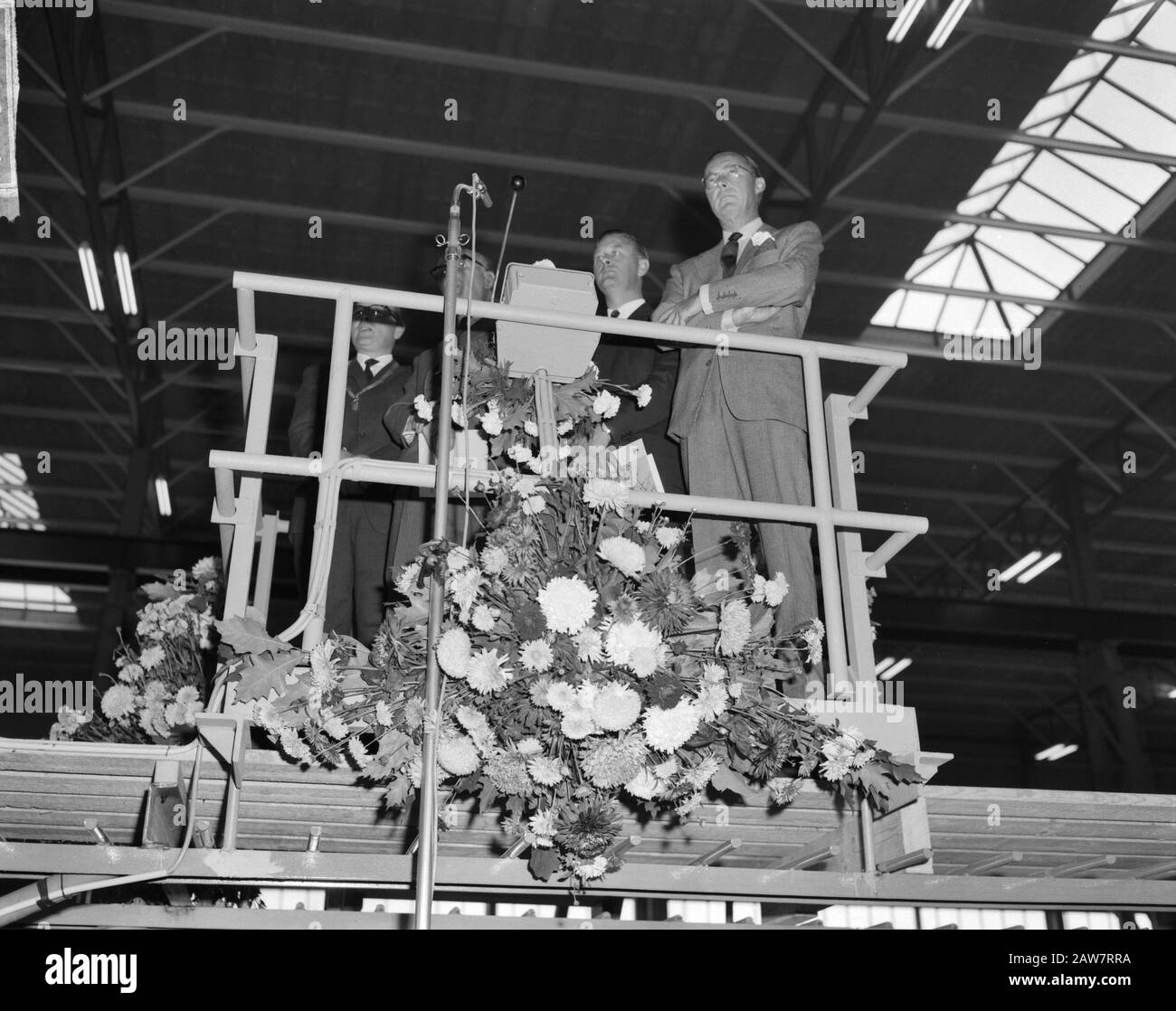 Il principe Bernhard aprì Zaandam nuovo stabilimento Indeco Coignet NV, il principe guarda il modello di case Data: 28 settembre 1964 Località: North-Holland, Zaandam, Zaanstad Parole Chiave: Fabbriche, buchi, principi Persona Nome: Bernhard, Prince Foto Stock