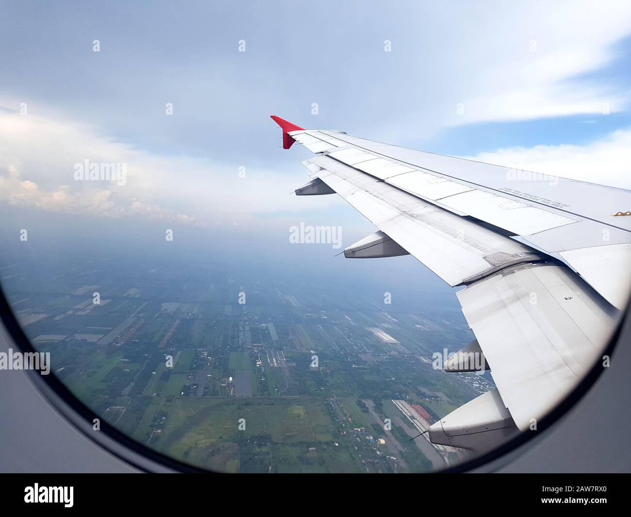 vista della città nuvole e cielo come si vede attraverso la finestra di un aereo. concetto di viaggio e vacanza Foto Stock