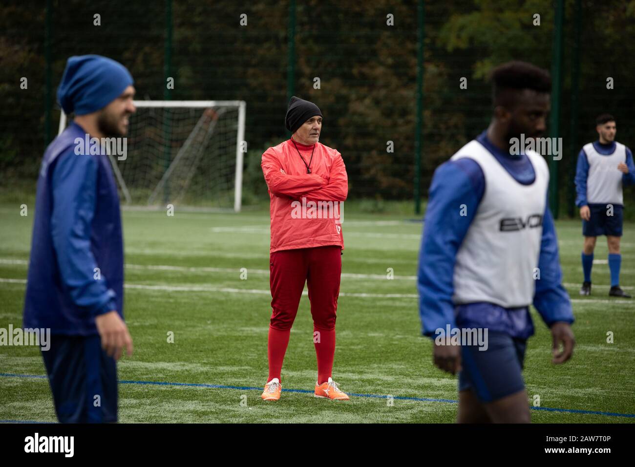 L'ex calciatore internazionale argentino Pedro Pastuli, nella foto, durante una sessione di formazione con Bangor City, dove è stato nominato manager nell'ottobre 2019. Questa è stata la posizione di gestione della 13th del vincitore della Coppa del mondo 1986, in precedenza responsabile delle squadre nazionali dell'Albania e dell'Uganda, nonché di una serie di club in tutto il mondo. Bangor City ha gareggiato nell'Alleanza Cymru, il secondo livello di calcio gallese è stato retrocesso a causa di irregolarità finanziarie alla fine della stagione 2017-18. Il club era di proprietà dell'italiano Domenico Serafino. Foto Stock