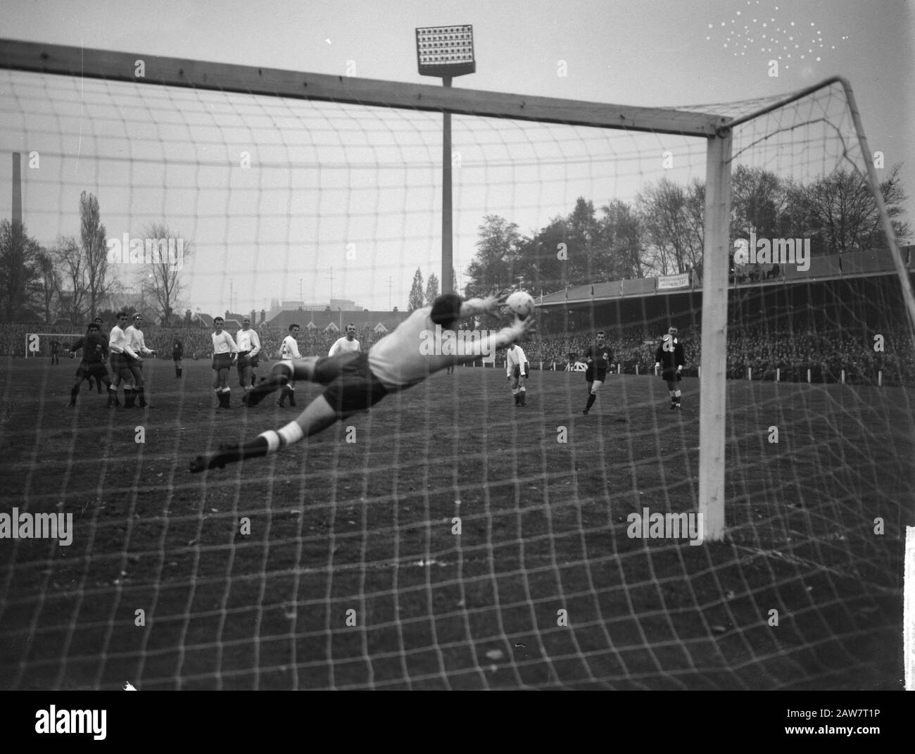 PSV 0-1 Heracles, un custode sicuro di Bals, da sinistra Pijs, Wiersma (PSV), Donkers (PSV), Van Wissen (PSV) e Vrielink (Heracles) Data: 1 novembre 1964 Parole Chiave: Sport, nome Della Persona di calcio: Heracles Foto Stock