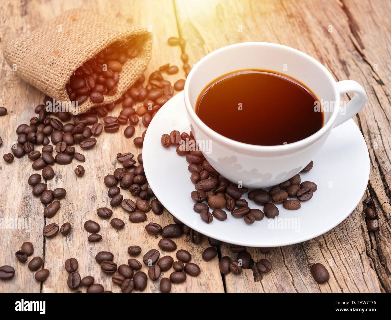 caffè caldo con chicchi di caffè su tavolo di legno. sfondo caffè per caffè o caffetteria Foto Stock