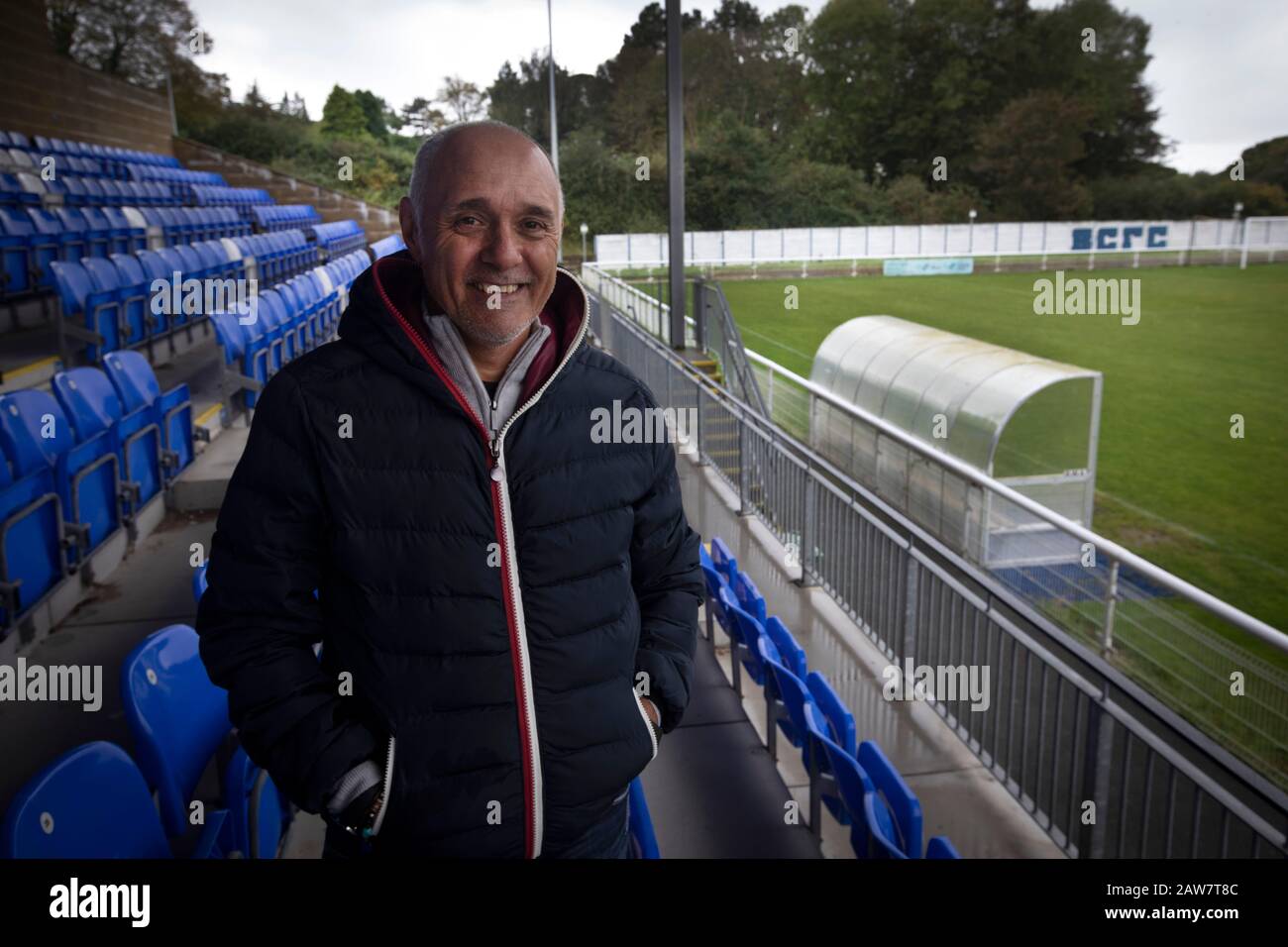 L'ex calciatore internazionale argentino Pedro Pastulli, nella foto al Nantporth Stadium, sede di Bangor City, dove è stato nominato manager nell'ottobre 2019. Questa è stata la posizione di gestione della 13th del vincitore della Coppa del mondo 1986, in precedenza responsabile delle squadre nazionali dell'Albania e dell'Uganda, nonché di una serie di club in tutto il mondo. Bangor City ha gareggiato nell'Alleanza Cymru, il secondo livello di calcio gallese è stato retrocesso a causa di irregolarità finanziarie alla fine della stagione 2017-18. Il club era di proprietà dell'italiano Domenico Serafino. Foto Stock