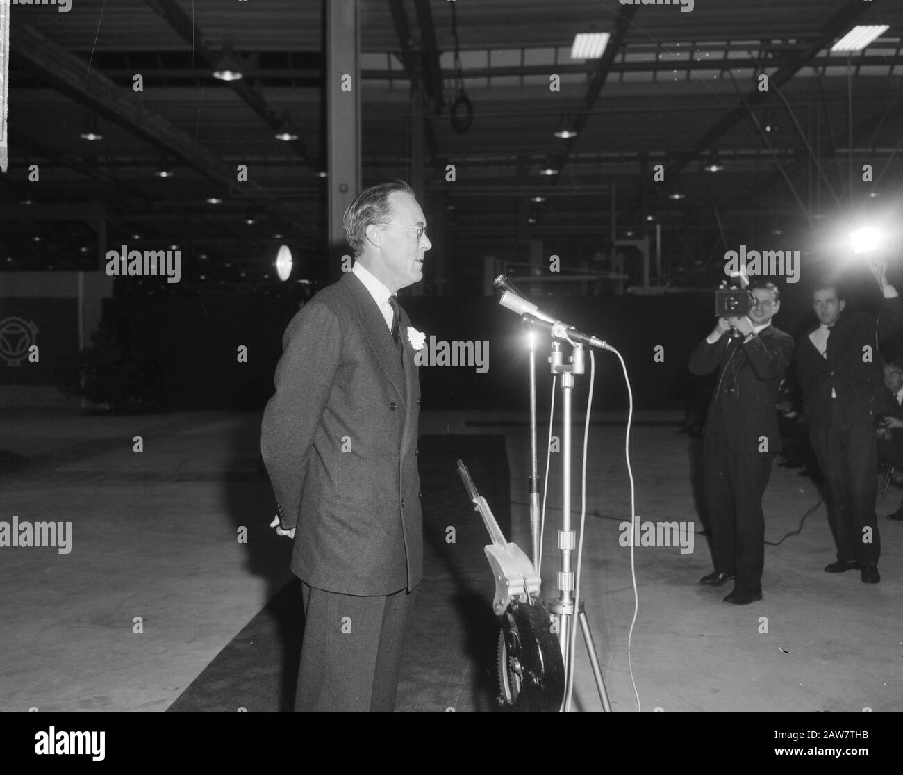 Prince Bernhard in Zwolle Truck Factory Scania ha aperto Vabis, il principe durante il tour Data: 15 gennaio 1965 Località: Overijssel, Zwolle Parole Chiave: Fabbriche, principi, tour Persona Nome: Bernhard, principe Foto Stock