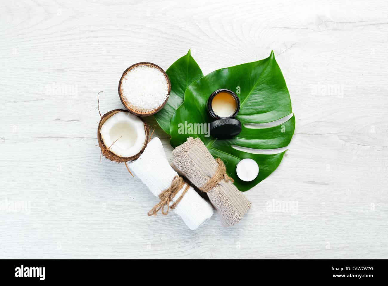 Cosmetici di cocco e olio di cocco. Il concetto di cosmetici e spa. Vista dall'alto. Spazio libero di copia. Foto Stock