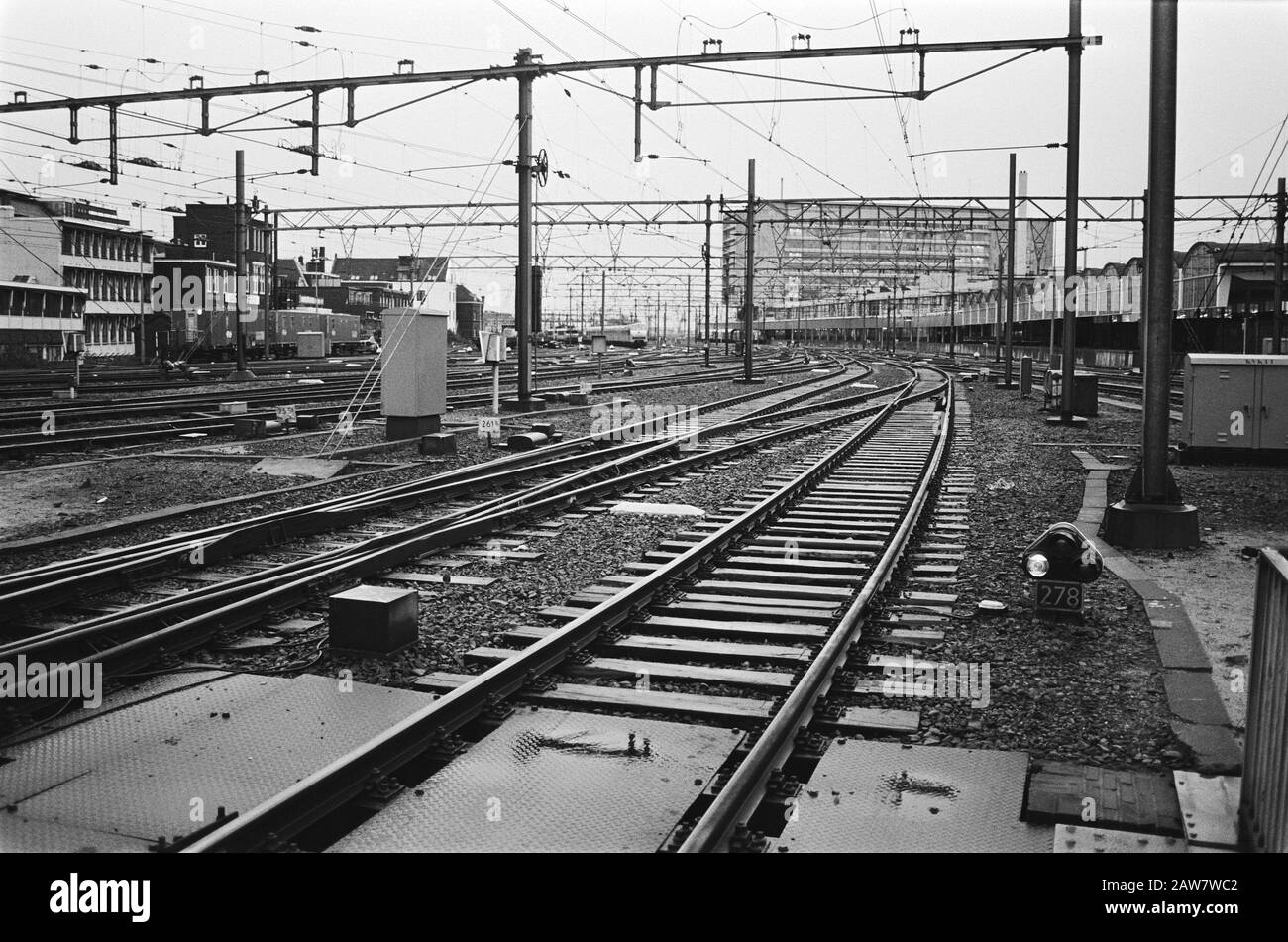 Scioperi contro l'impegno del governo per il settore pubblico salari congelare descrizione: Linee ferroviarie vuote Data: 22 novembre 1982 Località: Amsterdam, Noord-Holland Parole Chiave: Tagli, rotaie, scioperi Foto Stock