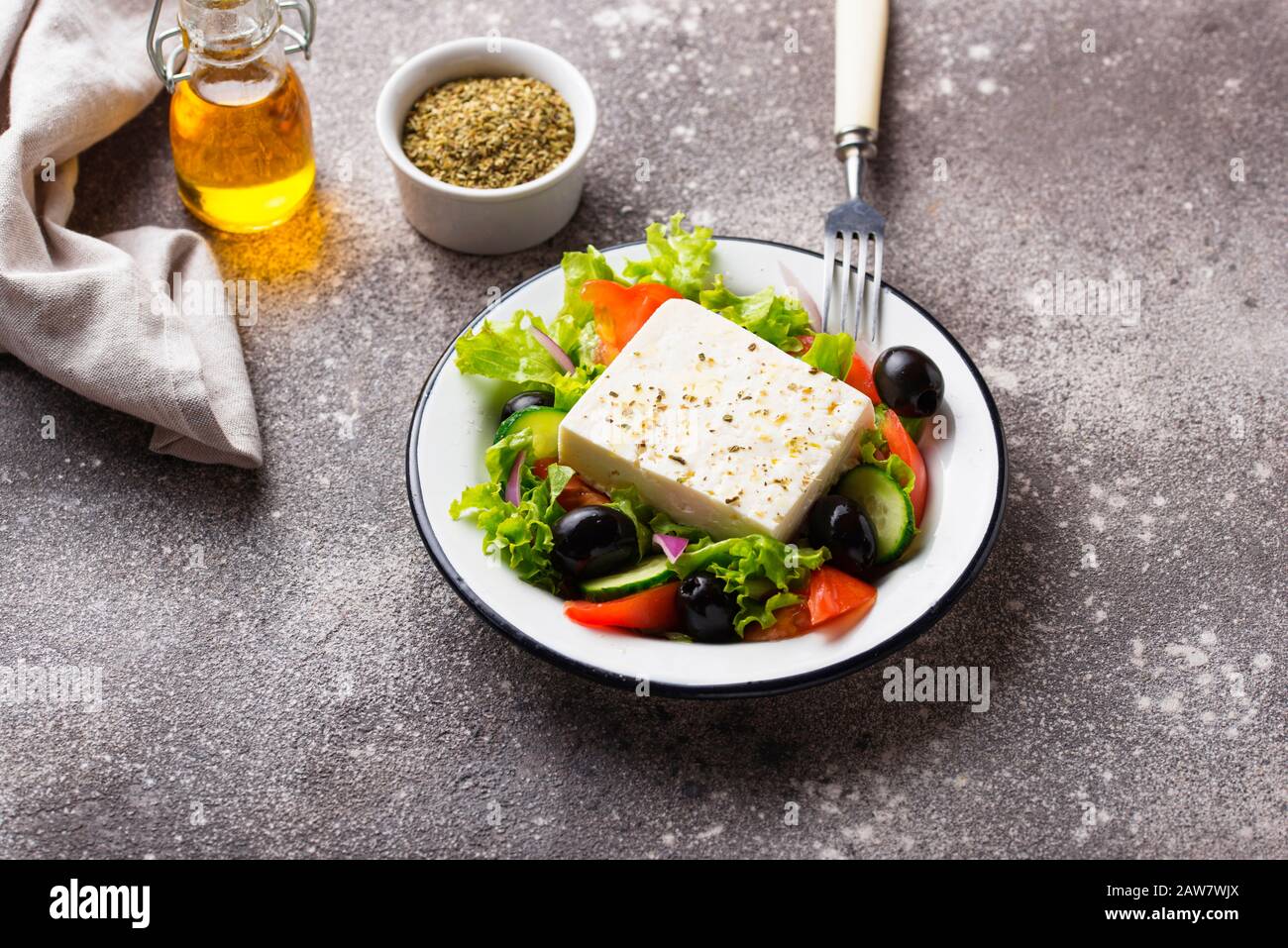 Tradizionale insalata greca con feta Foto Stock