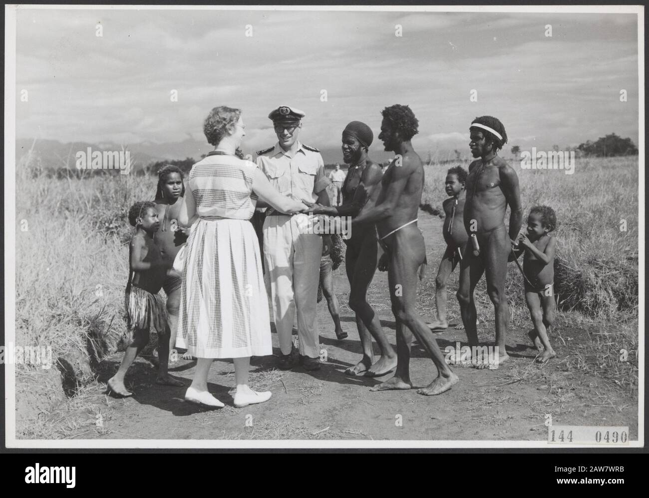 Sig.ra PLATTEEL-Laseur, moglie del governatore della Nuova Guinea olandese, la visita di Baliem. Il posto di governo a Wanema hanno avuto molte scosse di Moekoko. Nel funzionario del governo centrale, R.A. Gonsalves; Foto Stock