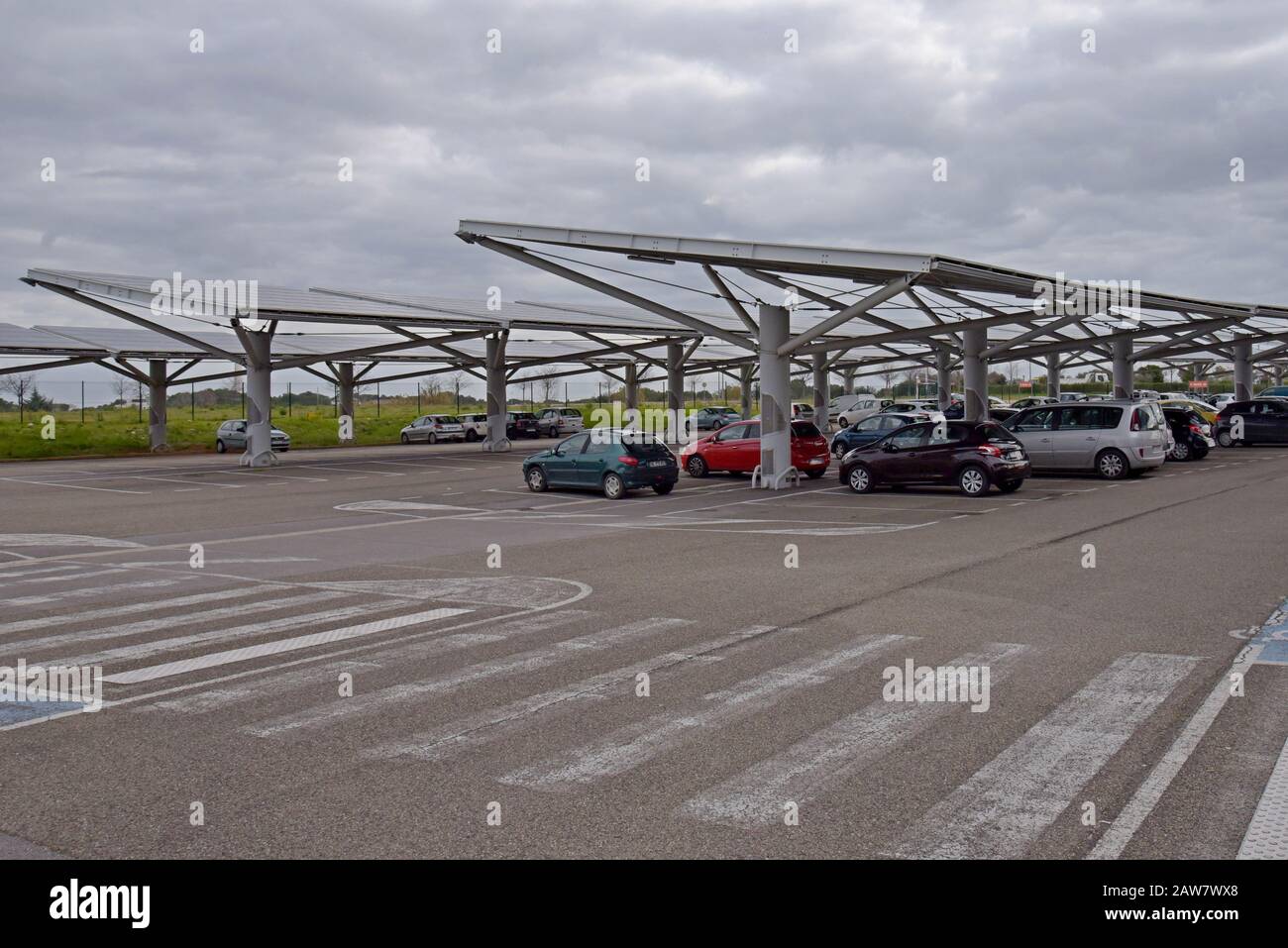 Un parcheggio con pannelli solari a soffitto installato, presso Lycée Georges Pompidou, Montpellier, Francia Foto Stock