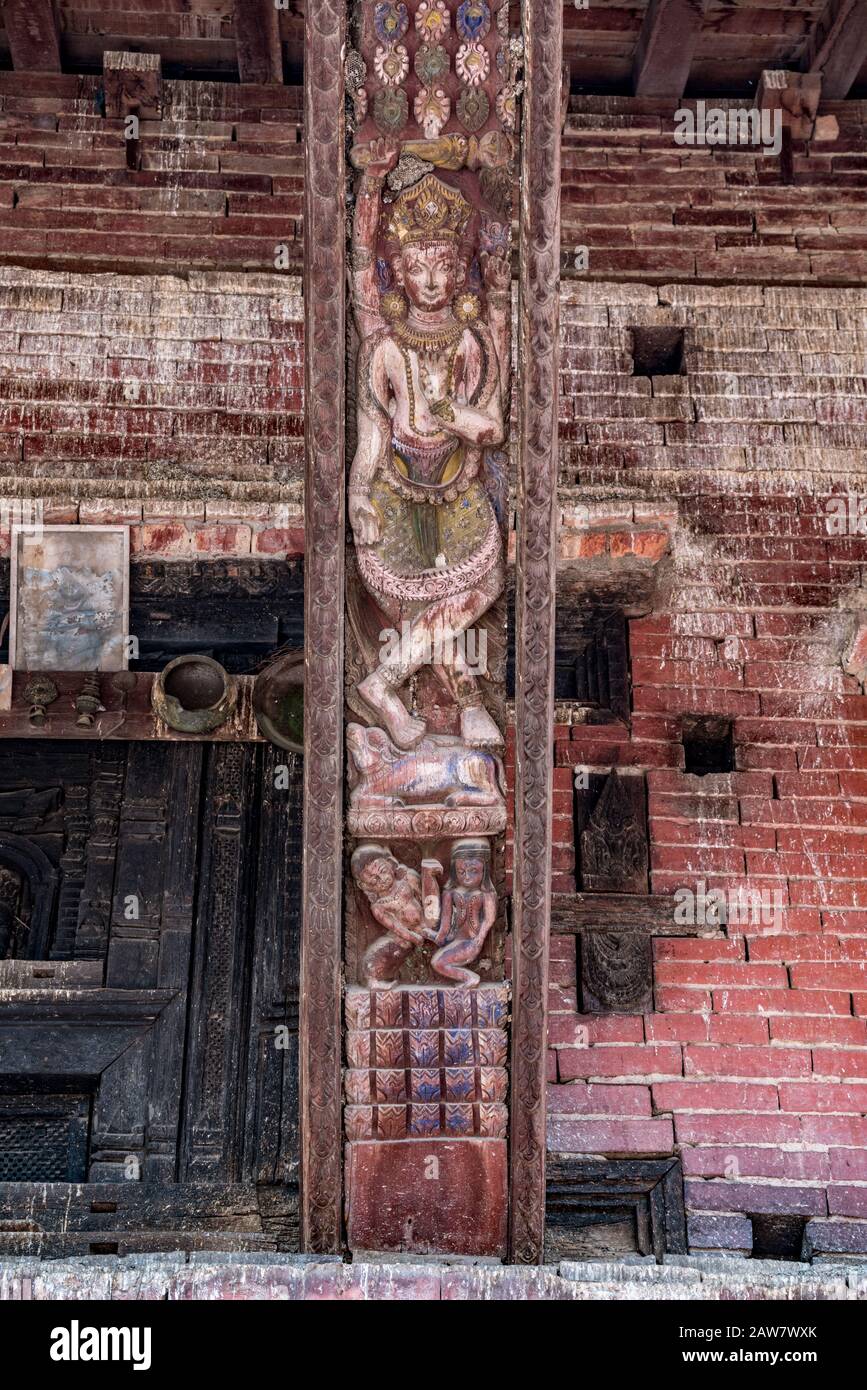 Puntoni scolpiti sul tetto raffiguranti divinità del tempio di Pashupatinath a Durbar Square a Bhaktapur, valle di Kathmandu, Nepal Foto Stock