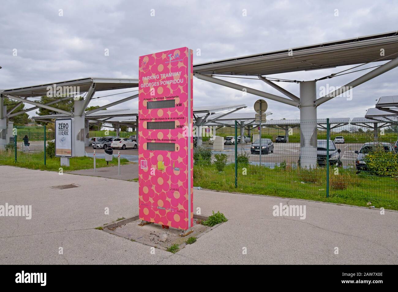 Un parcheggio con pannelli solari a soffitto installato, presso Lycée Georges Pompidou, Montpellier, Francia Foto Stock