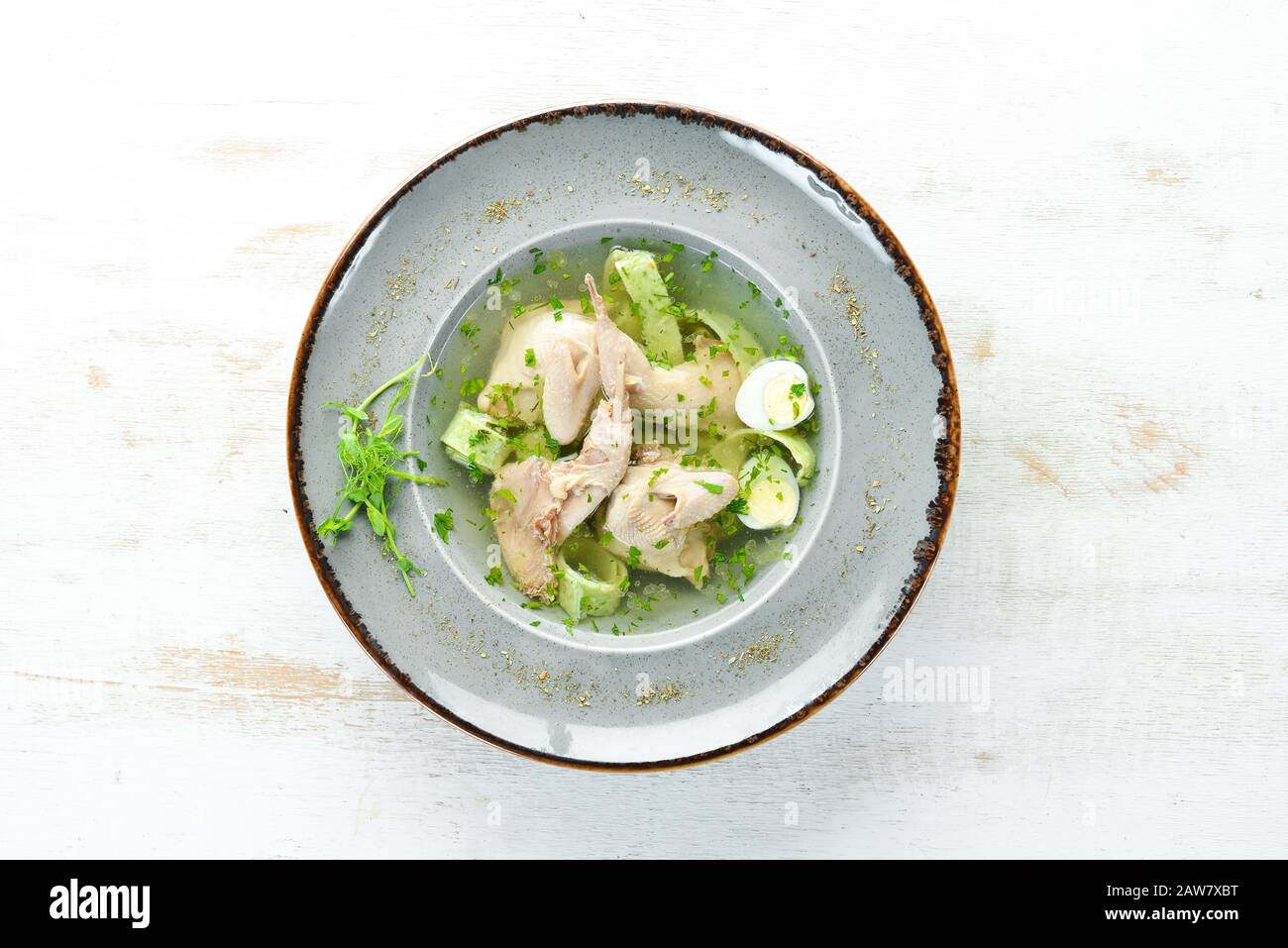 Zuppa di Quail con uova e uova strapazzate. Vista dall'alto. Spazio libero per il testo. Foto Stock