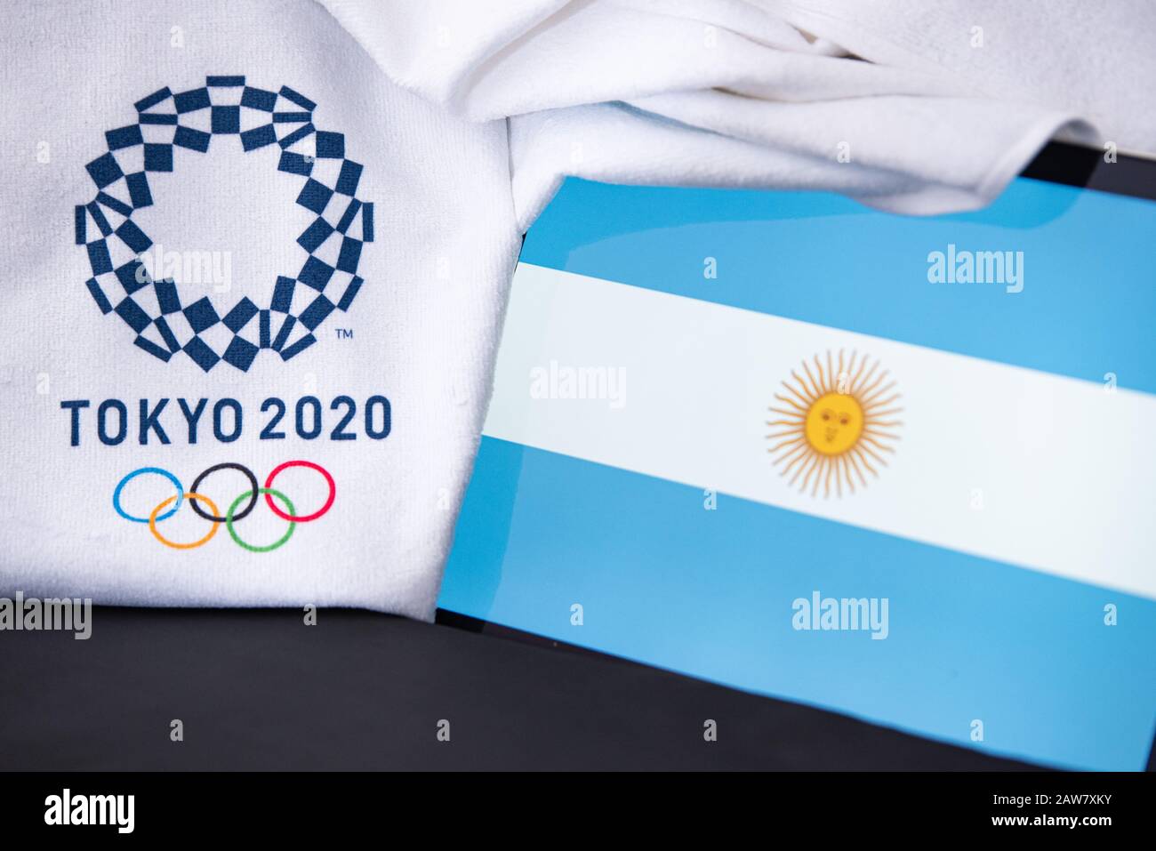 TOKYO, GIAPPONE, FEBBRAIO. 8. 2020: Argentina al gioco olimpico estivo a Tokyo 2020, bandiera nazionale, sfondo nero Foto Stock